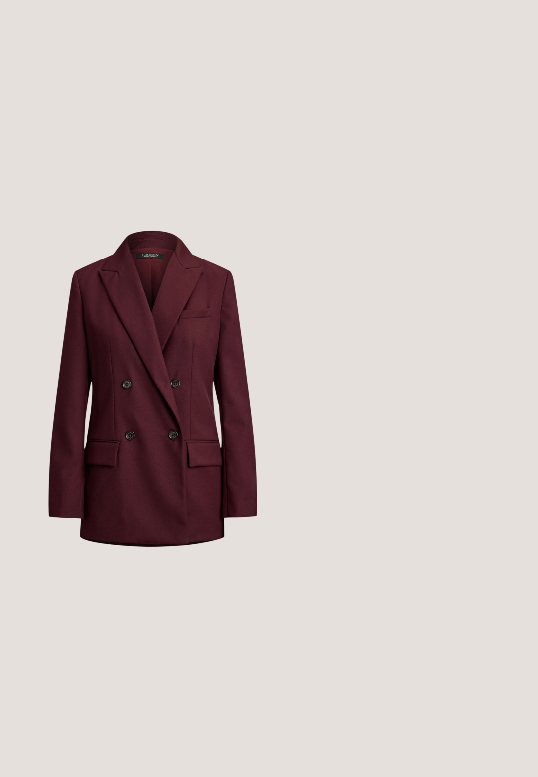 Bordeaux dobbeltbrystet blazer lavet af glat stof, med spidse revers, to forlommer og fire sorte knapper foran.; Bordeauxfarvet satin-top med lange ærmer, asymmetrisk draperet halsudskæring og lynlåsdetalje ved manchet, der giver en glat, blank tekstur.; Burgundy vide bukser lavet af glat stof, med flad front, bæltesløjfer og et skræddersyet design med foldede detaljer.; Bordeaux ruskindpumpe med spids tå, lille hæl og en knytta sløjfe accentueret på vampsiden; glat tekstur og strømlinet design.; Mørkebrun læder skuldertaske med justerbar rem og guldfarvede hårdwaredetaljer på en ensfarvet lys baggrund.; Røde smykkedråber med rektangulært snit, hardware i guldfarve, og en lille række klare sten over hver gem.