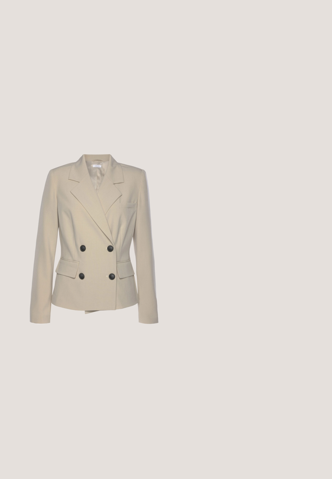 Blazer beige à double boutonnage en tissu doux, avec un col cranté, deux poches avant et des boutons noirs pour la fermeture.; Chemise blanche à manches courtes boutonnée, col pointu, coupe ample et détails subtils de couture sur les manches et le devant.; Shorts en denim bleu clair avec une taille haute, design à cinq poches et fermeture à bouton. Coupe droite avec un ourlet propre.; Baskets blanches et beiges avec des rayures noires, un talon noir, une étiquette "Spezial" en or, et une semelle épaisse translucide marron.; Sac à main en cuir noir avec une poignée supérieure arrondie, deux poches latérales zippées et une texture lisse. Design légèrement souple.; Bracelet doré avec un design lisse et flexible, doté d'un fermoir en forme de homard et d'une petite étiquette ronde avec un motif en éclat de soleil.