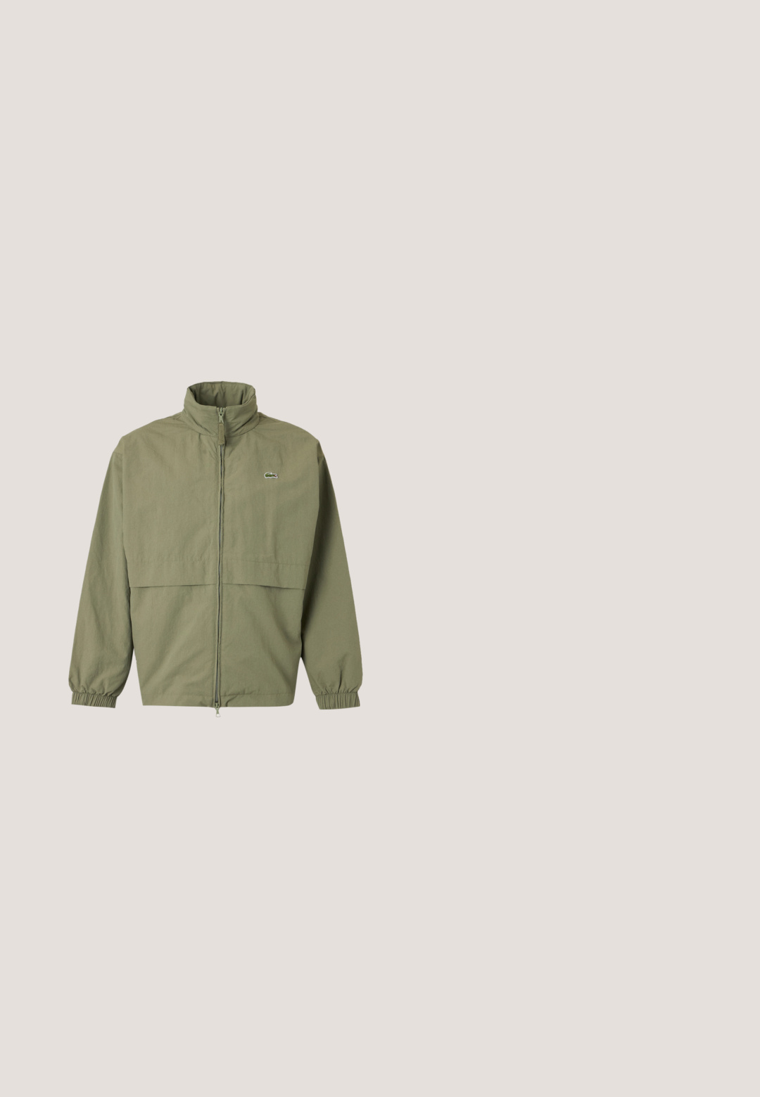 Olijfgroene jas met ritssluiting, hoge kraag, elastische manchetten en klein geborduurd krokodillenlogo op de linkerborst.; Grijze trui met ronde hals, voorzien van een verhoogd, donkerblauw "Barbour"-logo aan de voorkant. Gemaakt van zacht materiaal met geribbelde manchetten.; Lichtroze Lacoste T-shirt met korte mouwen, ronde halslijn en klein groen krokodillenlogo op de linkerborst.; Creme kleurige lichte joggingsbroek met een elastische tailleband, cuffs bij de enkels, zijslitsen en een klein groen logo op de bovenbenen.; Zwarte lage sneakers met witte zool en het Lacoste krokodillenlogo aan de zijkant, gepresenteerd op een effen lichtgrijze achtergrond.; Zwarte boodschappentas met geometrische textuur, glad lederen klep, zilveren hardware en verstelbare schouderriem; voorzien van een ritssluitingvak.