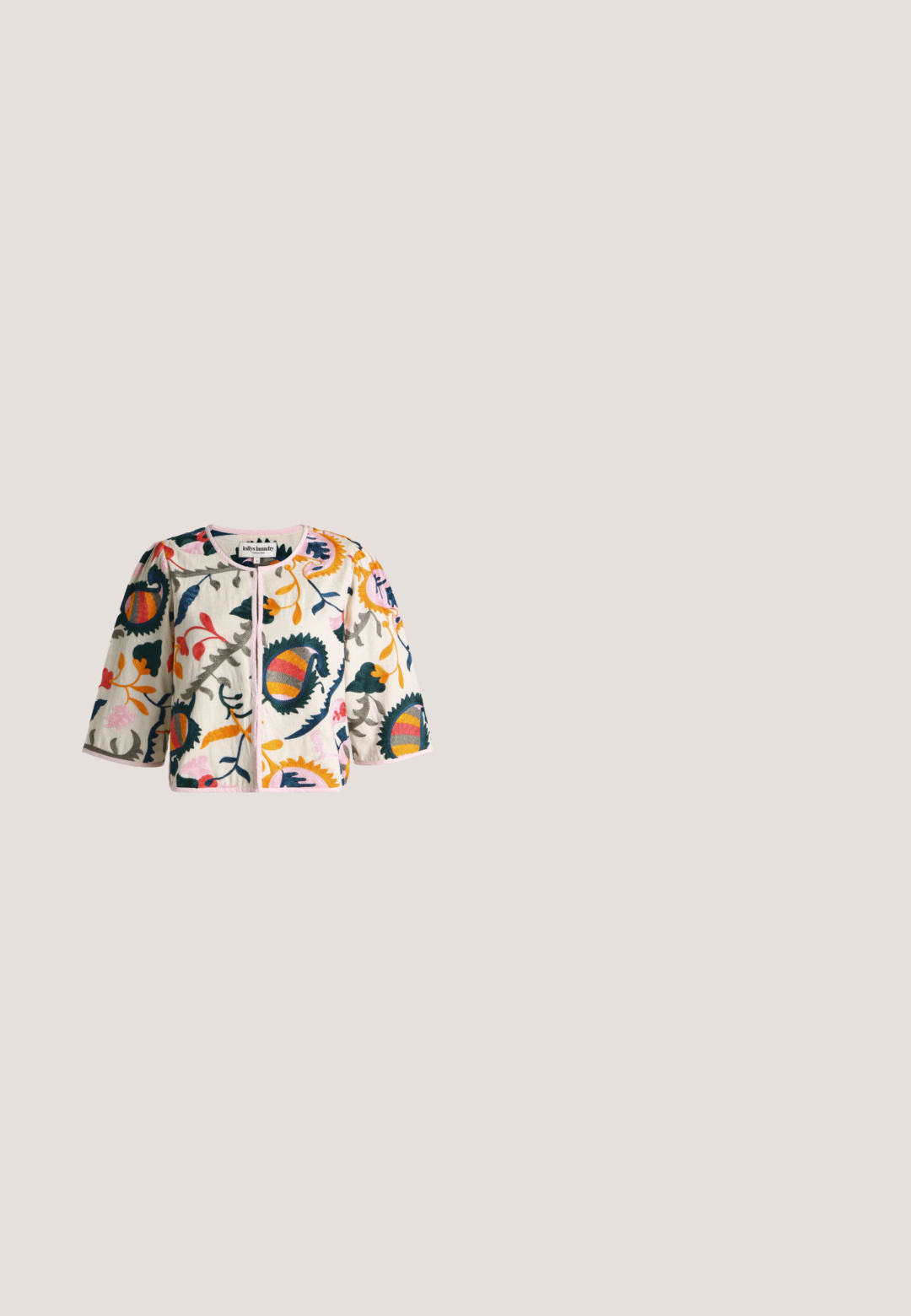 Veste blanche avec une grande broderie florale colorée, manches trois-quarts, col rond et fermeture boutonnée devant.; Haut sans manches multicolore en bleu, marron et crème avec des rayures ondulées. Doté d'un décolleté en V et d'un détail à nouer à l'avant.; Jupe portefeuille plissée noire avec une attache latérale, présentant une texture subtile et un léger brillant sur la surface du tissu.; Mule noire à bout pointu avec un talon triangulaire épais et une large bride bleue claire ajustable traversant le cou-de-pied.; Foulard en soie noué en nœud avec des motifs géométriques et floraux colorés, et l'inscritption « kate spade NEW YORK » à une extrémité.; Sac d'épaule en cuir marron avec motif tressé, forme courbée et bandoulière réglable sur fond blanc.