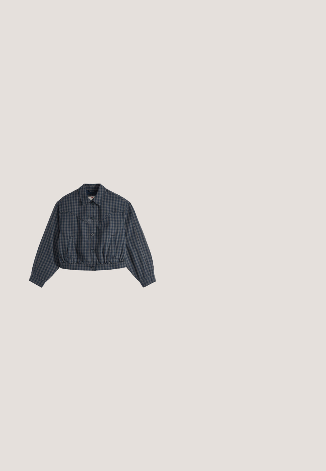 Veste courte à carreaux bleu foncé et gris avec manches longues, fermeture boutonnée devant, deux poches avant et col pointu.; Cardigan noir avec un col rond, des manches longues et une fermeture à boutons sur le devant. Fabriqué en tissu doux avec des poignets et un ourlet côtelés subtils.; Chemise blanche à manches longues en coton doux. Présente un petit logo rouge Levi's sur la poitrine gauche. Design classique à col rond.; Jean en denim bleu clair avec une coupe droite, cinq poches, une fermeture éclair et une texture légèrement délavée. Style classique avec peu de matériel.; Chaussure noire à enfiler avec un design arrondi, présentant une boucle proéminente et une semelle extérieure bordeaux rainurée. Texture en cuir lisse.; Sac bandoulière en denim noir avec doubles sangles en corde et extrémités nouées de chaque côté, posé sur un fond blanc uni.