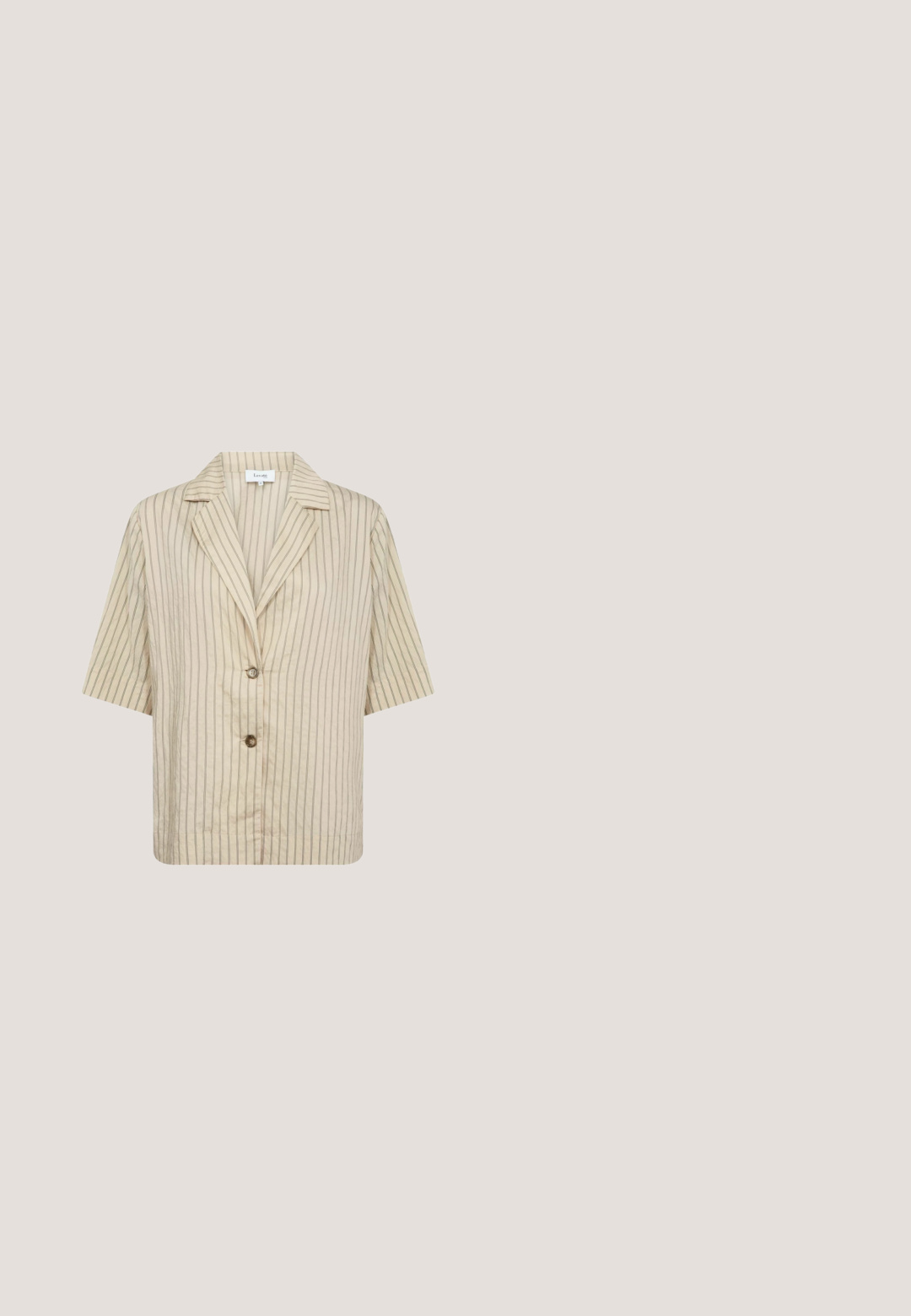 Blouse beige à manches courtes avec fines rayures verticales marron, col cranté et deux boutons à l'avant.; Haut sans manches en maille côtelée couleur crème avec ourlet festonné et petite étiquette de marque blanche près de l'encolure sur fond blanc.; Tissu en coton blanc avec un devant plat, présentant un bouton et un petit plissé au niveau de la taille. Texture lisse, design classique.; Baskets en cuir blanc avec un accent de talon en daim gris, trois rayures blanches sur le côté et une semelle en caoutchouc couleur gomme.; Lunettes de soleil carrées avec verres dégradés foncés, montures métalliques fines dorées et embouts de branches noirs.; Sac à main en simili cuir crème avec deux poignées supérieures, une poche à rabat à l'avant et des accessoires en métal couleur argent. Forme structurée avec une finition texturée.