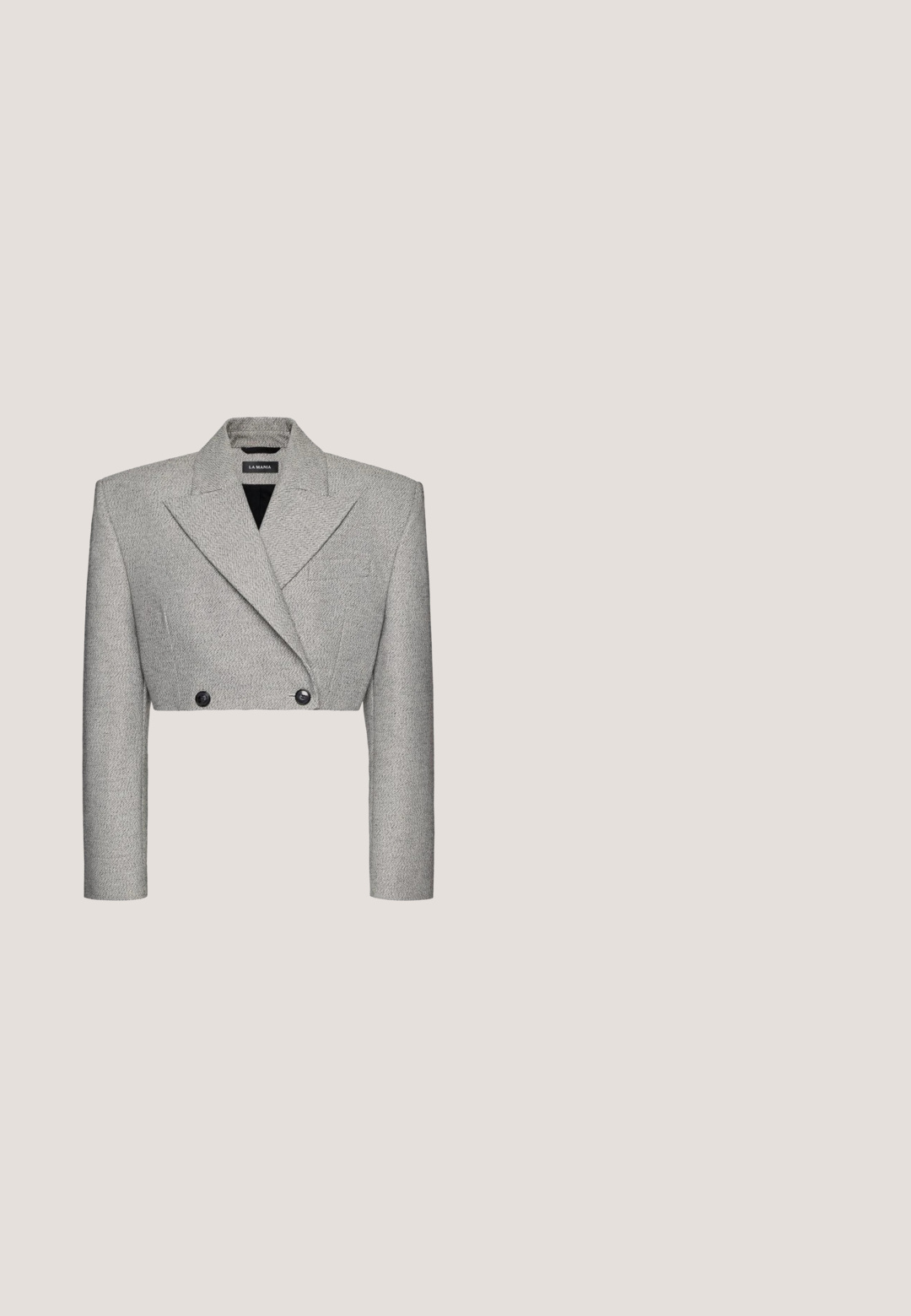 Gekürzter grauer Blazer mit strukturierter Oberfläche, breiten Revers, doppelten schwarzen Knöpfen, langen Ärmeln und tailliertem Schnitt von der Marke La Mania.; Schwarzer Jumpsuit mit Halterneck-Design und verziertem Saum. Weitere Beinsilhouette mit gefälteltem Detail an der Vorderseite.; Anna Field High Heel Sandalette - black; Schwarze achteckige Sonnenbrille mit dunklen Gläsern und goldenen Logoakzenten an den Scharnieren, auf einer hellen Oberfläche präsentiert.; Rechteckige silberne Clutch mit erhabenen ovalen Mustern auf der Vorderseite und einer silbernen Kette, die an einer Ecke auf einem einfarbigen Hintergrund liegt.; Perlenstecker-Ohrringe mit glänzend weißer Oberfläche, versehen mit einem silberfarbenen, spitz zulaufenden Design, das von funkelnden Steinen akzentuiert wird.
