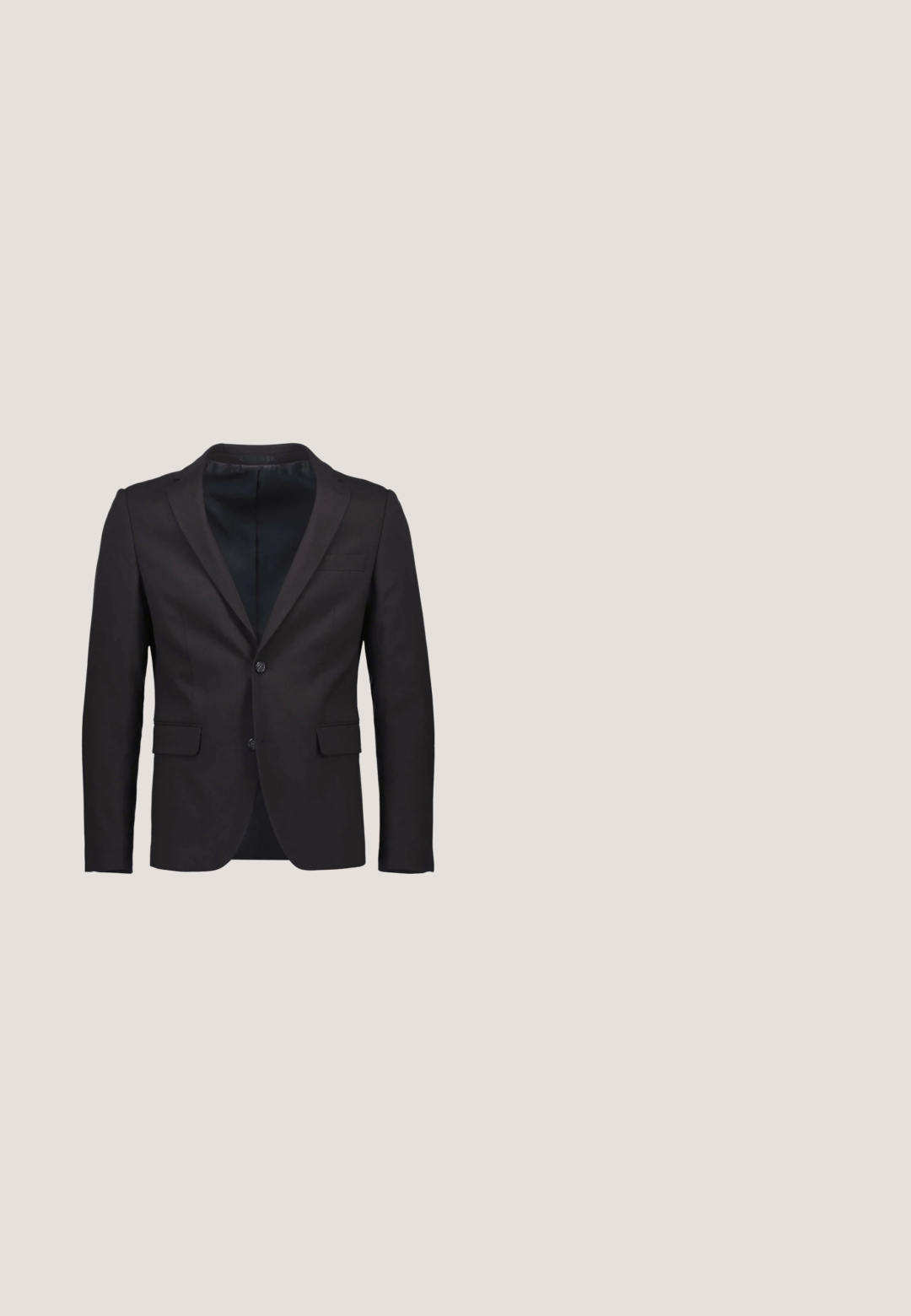 Sort skræddersyet blazer med hakket revers, to knapper og to forlommer med en glat inderforing. Klassisk og elegant design.; Sort langærmet crew neck trøje med enkelt, tætsiddende design uden synlige mønstre eller logoer.; Sorte bukser med vide ben og læg ved taljen samt et matchende stofbælte på en hvid flad baggrund.; Sort læderloafer med metalbrandskilt hvilende nær et brunt rundt bord på beige tæppe.; Sort lædermapper med to overhåndtag, skulderrem og lynlås. Har struktureret overflade og frontlomme med lynlås.; Sølvfarvet slipsenål med en slank, forlænget form, der har en glat overflade og tre ætset linjer for tekstur og detaljer.