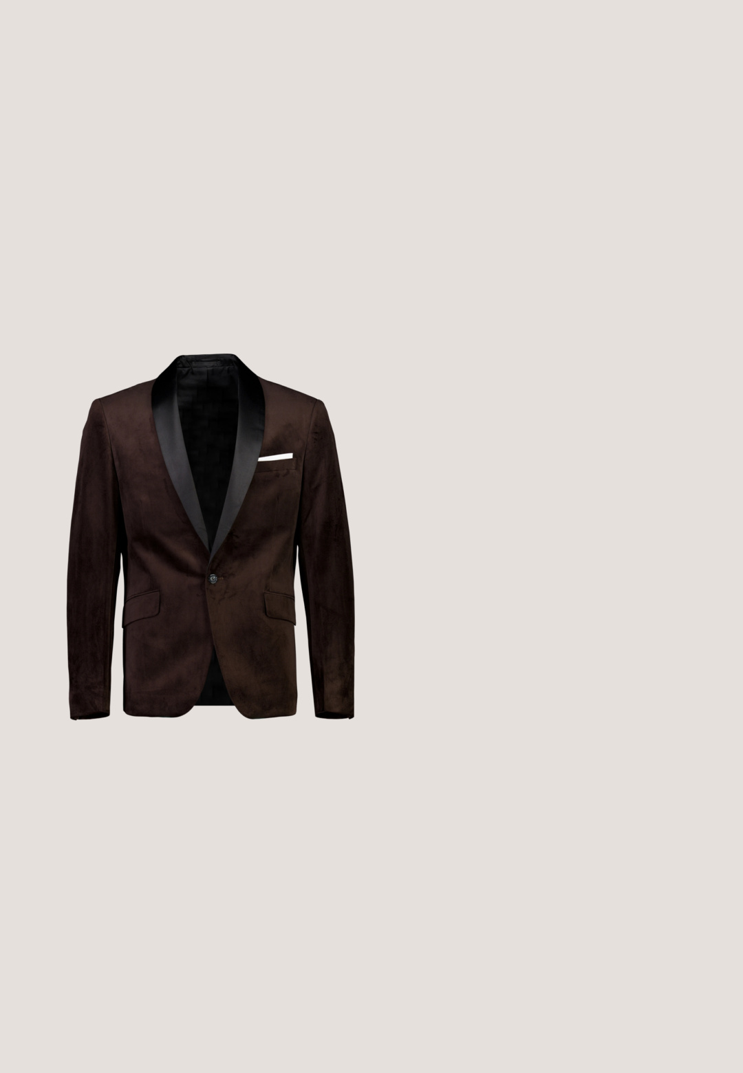 Blazer en suede marron avec un revers en satin noir, fermeture à un bouton, deux poches et une doublure intérieure lisse.; Chemise noire à manches longues, boutonnée, en tissu lisse avec un col, une patte de boutonnage à l'avant et des poignets standards. Aucun motif ou design visible.; Pantalons marron ajustés, en tissu lisse, dotés d'une jambe droite, de passants de ceinture et de deux poches latérales avec une texture subtile.; Chaussure habillée en cuir brun foncé avec une finition brillante et texturée, dotée d'un bout pointu et d'un lacet. La semelle a un accent en bois clair.; Cravate noire avec un motif jaune complexe de fleurs et de volutes ; design étroit avec une pointe effilée, fabriquée en tissu lisse.; Ceinture en cuir marron foncé avec un motif carré texturé, boucle rectangulaire argentée et logo Calvin Klein sur la boucle de ceinture.