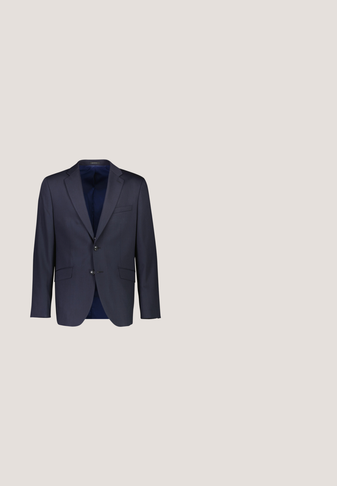 Marineblå blazer med spids krave, enkelt knaplukning, to frontlommer og en glat indvendig foring. Skræddersyet pasform.; BOSS BOSS  - Skjorter - dark blue four; Mørkeblå skræddersyede bukser med flad front, slim fit, sidelommer og en glat tekstur; ingen synlige mønstre eller dekorative elementer.; Sorte læder loafers med en struktureret finish, der har en dekorativ frontrem og en rundet tå. Gummisål for holdbarhed.; Solid mørkebrun tekstureret herre slips, klassisk bred form med spids spids, vist fladt på hvid baggrund.; Sort læderbælte rullet med sølvrektangulær metalspænde, mærket med lille "NN.07" tekst på den nederste kant af spænden.