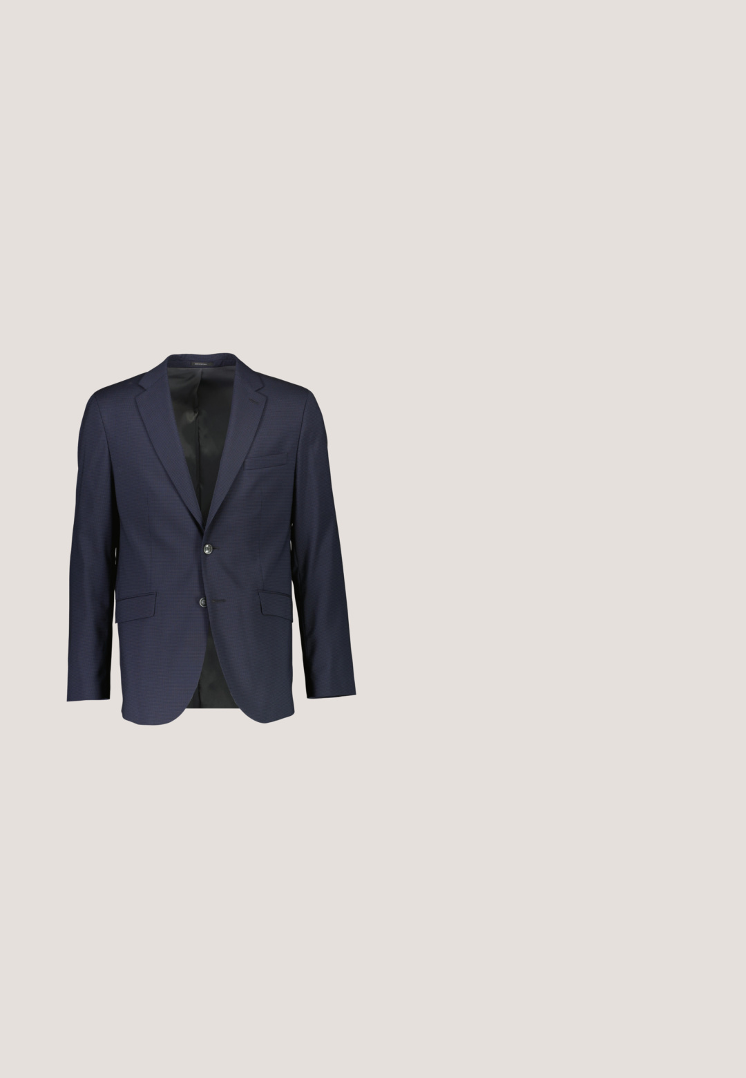 Marineblazer med et struktureret mønster, enkelt bryst design, to forlommer og to knapper. Indvendig foret med sort stof.; Lyseblå herre skjorte med lange ærmer, knappelukning foran og klassisk krave på hvid baggrund.; Marinebukser lavet af glat stof, der har et klassisk lige ben-design, forlommer og en knaplukning i livet.; Sort lædersko med glat overflade, snørelukning, rund tå og diskrete syninger, sat mod en neutral baggrund.; Mørkeblå slips med et tekstureret gittermønster. Lavet af stof med en glat overflade. Standardlængde med en spids ende.; Sort fletbælte i læder med en rektangulær metalspænde og Calvin Klein-mærkat i enden.