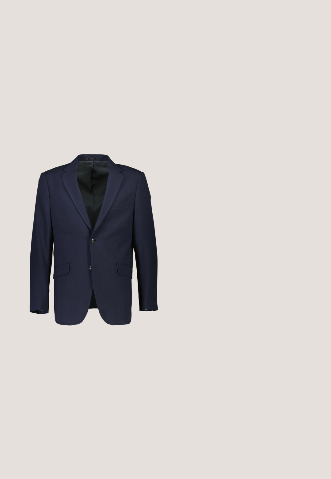 Marineblaues Blazer aus glattem Stoff, mit einem Zwei-Knopf-Verschluss, schmalen Revers und zwei vorderen Taschen. Gefüttertes Innenleben.; Himmelblaues Langarmhemd aus Baumwolle mit spitzem Kragen, Frontknöpfen und abgerundetem Saum. Glatte Textur ohne Muster.; Marineblau maßgeschneiderte Hose aus strukturiertem Stoff, mit einem einzigen Knopfverschluss, flacher Vorderseite und geraden Beinen. Mit Gürtelschlaufen versehen.; Obermaterial aus braunem Leder mit Wellenmuster, marineblaue Lackkappe, Schnürdesign und schwarze Sohle. Der Schuh schwebt über einer strukturierten beigefarbenen Oberfläche.; Marineblaue Krawatte mit kleinem weißen Punktmuster, gleichmäßig über den Stoff auf weißem Hintergrund verteilt.; Marineblauer Ledergürtel, zusammengerollt, mit einer mattsilbernen rechteckigen Schnalle, die ein einzigartiges geometrisches Ausschnittdesign aufweist.