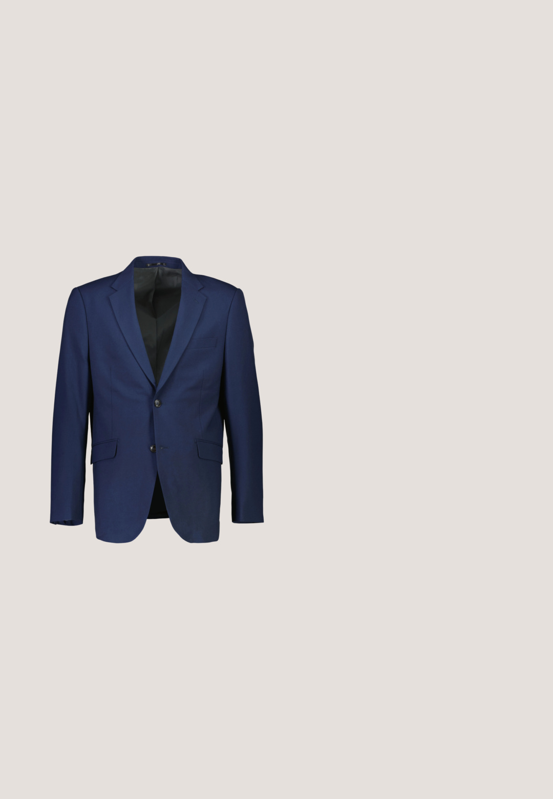 Marineblå blazer med to knapper, notch-lapel og sidelommer; lavet af glat stof med fuld foering og skræddersyet pasform.; Lyseblå skjorte med lange ærmer, mørke knapper og ternet indvendig krave, knappet foran.; Marineblå skræddersyede bukser lavet af glat stof. Har en knappelukning, bæltestropper og lige ben med minimale syningsdetaljer.; Sorte læder dress sko med en slank, spidse tå, seks snørebånd og en glat overflade. Har en lav stablet hæl og minimalt syninger.; Marineblåt slips med et gentagende lyseblåt geometrisk cirkulært mønster, vist fladt på en hvid baggrund.; Sort læderbælte med en blank sølv rektangulær spænde, glat tekstur og stikninger i kanten, der har et klassisk design.