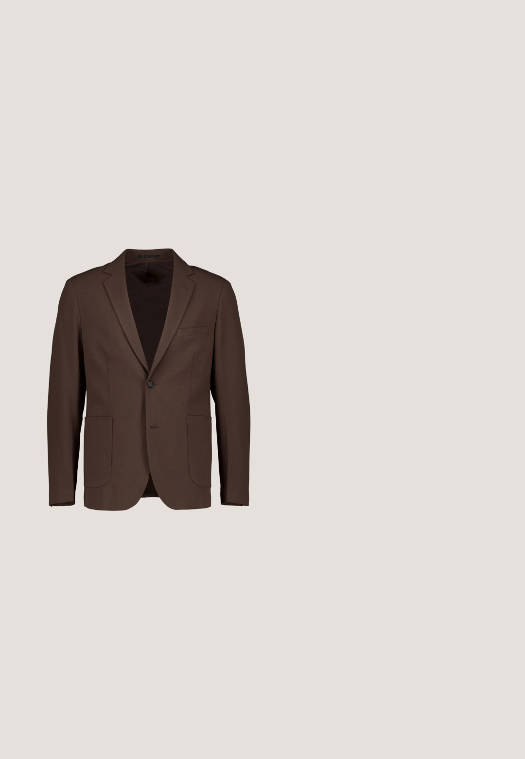 Blazer marron pour homme à un bouton, avec revers crantés et trois poches plaquées, montré de face sur fond blanc.; Hackett London Chemise - red; Pantalons bourgogne foncé à coupe slim, avec une fermeture à bouton, des passants de ceinture et des plis à l'avant. Tissu lisse avec un design élégant.; Mocassins en suède marron avec des détails cousus, une semelle plate et un col surélevé. Texture lisse et design minimaliste.; Cravate en soie brune avec une texture lisse, de forme étroite et à extrémité pointue, présentée sur un fond uni.; Ceinture en cuir brun avec une texture lisse, dotée d'une pointe courbée et d'une boucle métallique rectangulaire au fini sombre.