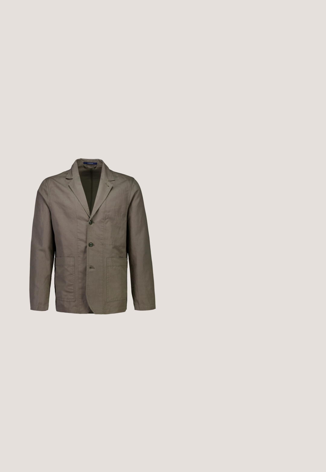 Herre taupe afslappet blazer med hakede revers, tre-knaps lukning foran og to store lappelommer foran, vist på hvid baggrund.; Beige kortærmet linnedskjorte med krave og knapper foran, med en synlig hvid label inde i kraven med teksten "NN.07".; Beige lige bukser lavet af bomuldsblanding. Har fem-lomme design, bælteløkker og en sort knaplukning i taljen.; Beige ruskind ørkenstøvle med to huller, syet sål og lav ankelhøjde, vist fra siden på hvid baggrund.; Grøn stof messenger taske med brune læderdetaljer, en frontklap, justerbar skulderrem og lynlåslukning på toppen. Har guld hardware.; Brun fletlæderbælte med en sølvmetal spænde og læderdetaljer. Har et struktureret vævemønster og robust konstruktion.