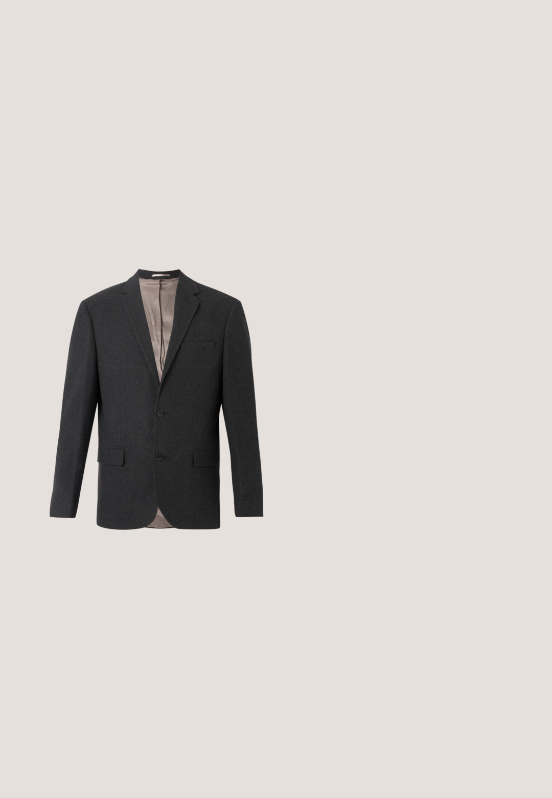 Dunkelgrauer Herrenblazer mit gekerbtem Revers, zwei vorderen Knöpfen, Patentaschen und beigem Innenfutter, von vorne dargestellt.; Helles graues Langarmshirt aus strukturiertem Stoff. Verfügt über einen Kentkragen und sechs schwarze Knöpfe entlang der Vorderseite.; Dunkelgraue, schlank geschnittene Hose mit dezentem Karo-Muster, Knopfverschluss und Gürtelschlaufen, präsentiert vor weißem Hintergrund.; Schwarzer Lederschuh schwebt über einem beigen gewebten Teppich, im Hintergrund unscharf ein runder Couchtisch aus Holz und gestapelte Bücher.; Dunkelgrüne Satin-Schleife mit passendem Einstecktuch. Die Schleife hat einen zentralen Knoten; das Einstecktuch ist mit einem sauberen Rand gefaltet.; Schwarzer Ledergürtel mit einer silbernen Metallschnalle, der eine glatte Textur und ein schlichtes, klassisches Design aufweist.