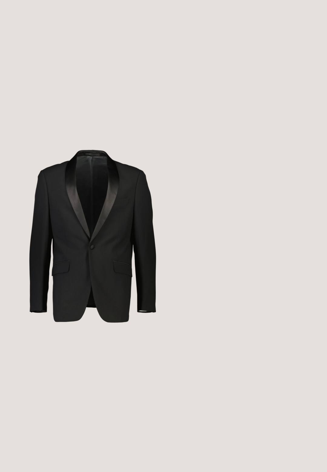 Zwarte tuxedo-jas met een satijnen sjalkraag, enkelvoudige knoopsluiting en twee voorzakken. Glad materiaal met een getailleerde pasvorm. Geen voering zichtbaar.; Witte overhemden van soepel materiaal met een klassieke kraag, lange mouwen en een afgeronde zoom. Voorzien van beige knopen aan de voorkant.; s.Oliver Pantalon - schwarz; Zwarte glanzende leren nette herenschoen met vetersluiting en lage hak, zijaanzicht op witte achtergrond.; Zwarte stropdas van soepel satijnmateriaal. Heeft een smal ontwerp met een puntige punt en een verstelbare nekband voor een veilige pasvorm.; Zwarte leren riem met gegraveerde zilverkleurige westernstijl gesp, riemlus en tip, opgerold op een witte achtergrond.