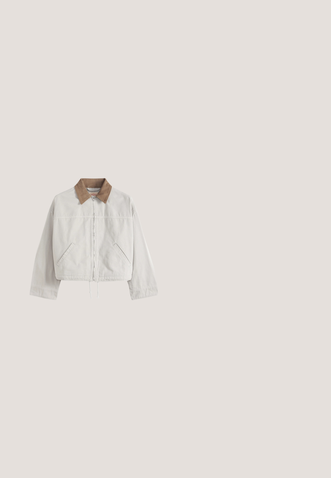 Veste beige clair zippée avec col en velours côtelé marron, manches longues, poches latérales inclinées et ourlet à cordon de serrage.; Veste en jean bleu clair sans manches avec un col rond et une fermeture éclair centrale visible sur un fond uni.; Jean en denim bleu clair avec une coupe droite, ornés de broderies en perles délicates sur les côtés et d'un design classique à cinq poches.; Sabots plateformes marron et blanc à motifs vaches, avec un dessus doux, un bout arrondi et une semelle en caoutchouc noir durable. Détails cousus à la base.; Petit sac d'épaule en denim noir avec une sangle nouée et une fermeture éclair, arborant une étiquette en tissu rouge Levi's sur le côté.; Boucles d'oreilles en argent avec une finition polie et un branding DKNY, présentées sur un fond blanc uni.