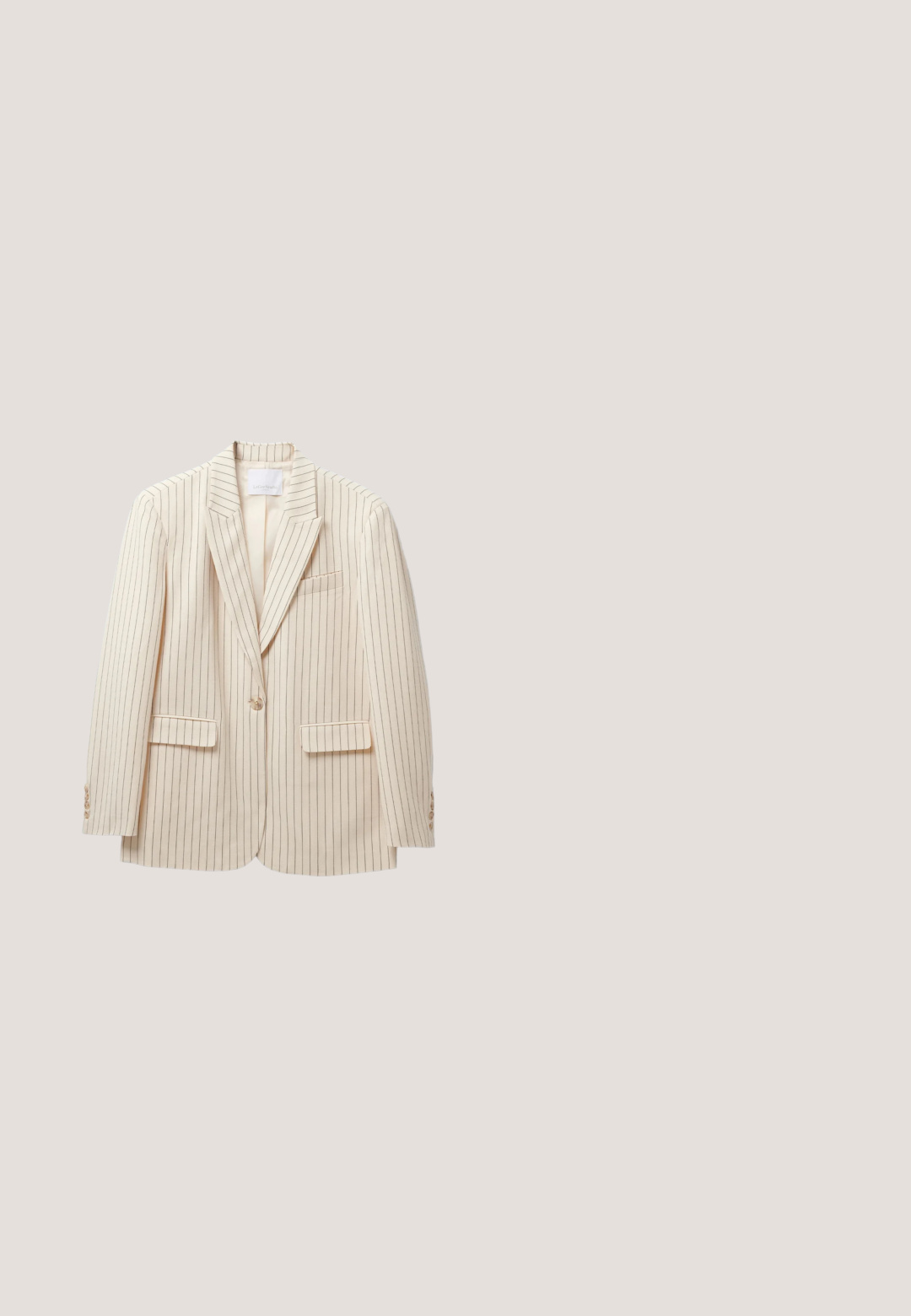 Blazer beige clair avec des rayures noires verticales, fermeture à un bouton, revers à cran, deux poches avant et poignets boutonnés. Texture du tissu lisse.; Chemise blanche à manches longues avec un col classique et un nœud devant allongé. Fabriquée en tissu lisse, elle présente une coupe décontractée et sans motifs.; Pantalons noirs à jambes larges en tissu lisse, avec poches avant et fermeture à bouton à la taille. Design minimaliste sans motifs.; Steve Madden OCCUPY - Chaussons - black; Sac à main rectangulaire en cuir noir avec poignée supérieure et poche avant à rabat avec détail de couture sur fond blanc.; Ceinture en cuir noir avec une texture lisse, dotée d'une boucle en métal argenté et de simples accents en boucle. Son design est épuré et minimaliste.
