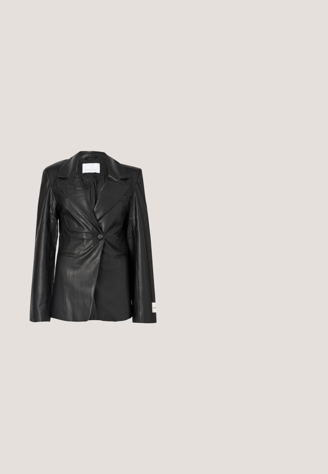 Sort læderblazer med skræddersyet design, enkeltknapslukning, hakkede revers og mærkedetaljer på venstre manchet.; Sort langærmet bluse med krydsdesign, lavet af glat stof. Har sammensnørede detaljer ved skuldrene og elastiske manchetter.; Sorte læderbukser med slim fit, der har en frontlynlås, knaplukning og knapdetaljer på siderne. Glat tekstur.; Sort blank laklæder ankelstøvle med spids tå og udvidet mellemhøj hæl på hvid baggrund.; Sort lædertaske med rektangulær form, tekstureret overflade, guld lynlås og en kort håndtag; inkluderer en lang justerbar rem.; Sort tekstureret læderbælte med en guld metal spænde med tre vandrette stænger og flere justeringshuller.