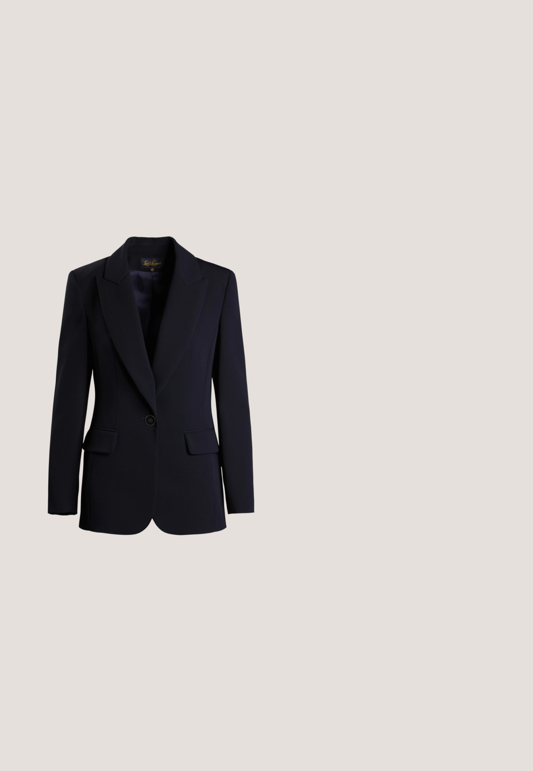 Marineblaues tailliertes Blazerjackett mit spitzem Revers, einer einzelnen Knopfleiste, zwei vorderen Taschen und einer glatten Textur. Innenschild sichtbar.; Weiße Bluse mit hochfrisiertem Kragen, Knopfverschluss und Rüschendetails entlang der Brust und Ärmel. Weicher, strukturierter Stoff.; Schwarze Hose aus glattem Material, mit hoher Taille, Mittelfalte und schmal zulaufenden Beinen. Keine sichtbaren Taschen oder Verzierungen.; Schwarze Lackleder-Pumps mit abgerundeter Spitze, dekorativem Riemen und einem stabilen Blockabsatz. Glatte Textur und glänzende Oberfläche.; Seidenschal mit blauem Rand, zu einem Knoten gebunden, mit abstrakten floralen Mustern in Gelb-, Grau- und Beigetönen.; Rechteckige beige Perlen-Clutch mit orangefarbener Frucht, grünen Blättern und blauen Akzenten, bestickt mit bunten Perlen.