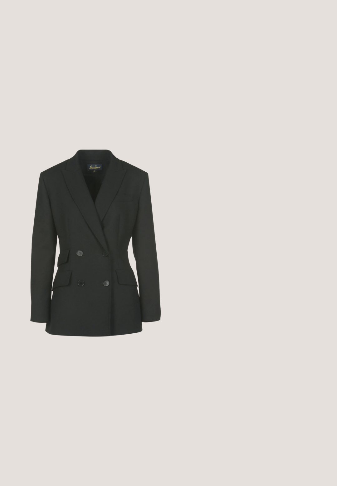 Blazer negro de doble botonadura, con solapa de muesca, cuatro bolsillos frontales, dos botones, forma entallada y textura de tela suave.; Top corto de punto ribeteado negro con cuello alto, que presenta un patrón texturizado y un ajuste relajado.; Pantalones negros ajustados con un corte entallado, dobladillo acampanado, parte delantera plana y sin bolsillos visibles. Hechos de una tela suave con costuras mínimas.; Zapato de tacón alto de cuero negro con dos tiras ajustables en el tobillo y un adorno redondo dorado en la punta. Tacón ancho para mayor estabilidad.; Bolso de cuero negro con textura suave, cierre de solapa curva, herrajes dorados, correa ajustable y un detalle sutil de logo en relieve.; Pendientes de estudio florales de oro con pétalos texturizados y una piedra central púrpura, con un acabado pulido y un cierre posterior para un uso seguro.