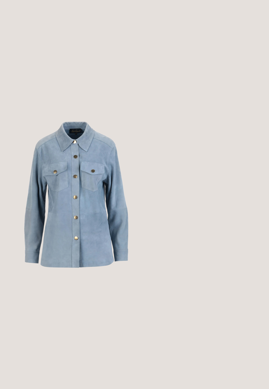 Chaqueta de ante azul claro de manga larga con cuello, dos bolsillos delanteros con solapa y cinco botones de latón en el centro.; Suéter de cuello alto de manga larga en rayas blanco y negro, confeccionado en un suave tejido de punto, que presenta un diseño ajustado y un cuello alto.; Pantalones a medida color crema de cintura alta con pliegues, piernas entalladas y puños remangados en los tobillos, exhibidos contra un fondo liso.; Bailarinas de color beige con punta afilada, un diseño de malla superpuesto y una correa con hebilla lateral. Suela plana con una textura suave.; Bolso de hombro de cuero con patrón de piel de serpiente marrón, con cierre de solapa y una única correa ajustable sobre un fondo liso.; Uncommon Matters SCULPTED CREOLE - Pendientes - silver-coloured/gold-coloured