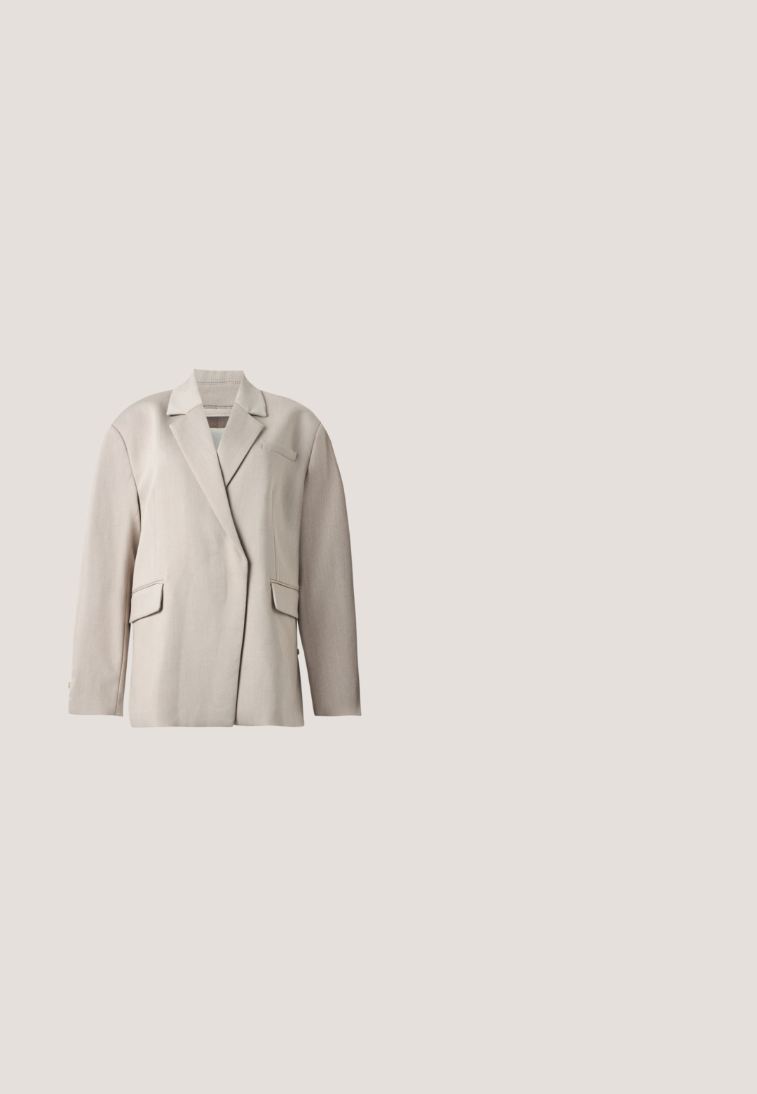 Beige op maat gemaakte blazer met notch-revers, lange mouwen, twee klepzakken en een borstpaspelzak, weergegeven op een witte achtergrond.; Zwarte button-up shirt van een textuurstof. Heeft een puntige kraag, lange mouwen, een borstzak en een gebogen zoom.; Zwarte broek met wijde pijpen, plooien, zijzakken, riemlussen en een nette voorzijde, weergegeven op een witte achtergrond.; Zwarte leren instappers met een stevige zwarte rubberen zool, voorzien van antislipgroeven en een decoratieve band aan de voorkant.; Zwarte rechthoekige leren crossbodytas met verstelbare riem en subtiel geprofileerd merklogo aan de voorkant.; Zilveren ketting met een slank, in elkaar geweven ontwerp en een gladde textuur, ontworpen voor een subtiele maar elegante uitstraling.