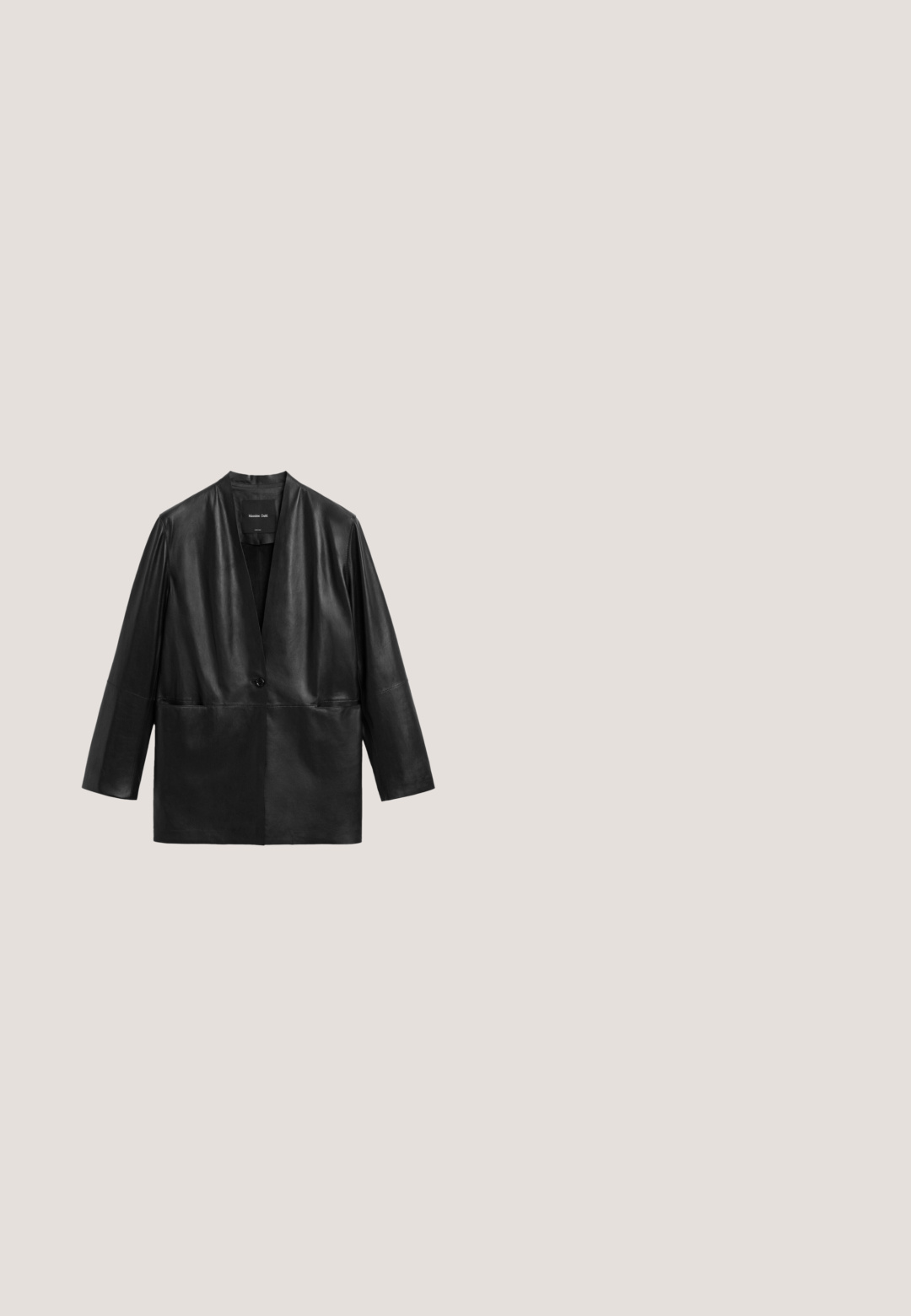 Schwarzer Lederblazer mit langen Ärmeln und einem Knopfverschluss, der eine glatte, leicht glänzende Oberfläche aufweist.; Schwarzes Leder-Corsage-Oberteil mit strukturierter Passform. Verfügt über einen zentralen silbernen Reißverschluss und Nahtdetails entlang des Oberteils. Schmeichelnde Textur.; ONLY Tall ONLJENNA ZIP - Stoffhose - black; Schwarze, lackierte Knöchelstiefel mit glatter Textur, spitzem Zeh und strukturiertem Blockabsatz. Verfügt über ein reißverschlussfreies Design und kontrastierende Nähte.; Schwarze Lederhandtasche mit gestepptem Design, einer goldenen Kettenriemen und einem auffälligen goldenen Verschluss. Verfügt über einen abnehmbaren Lederriemen für Vielseitigkeit.; Goldkette mit großen, ineinander geschlungenen Gliedern und eingelassenen klaren Kristallen für Details. Mit einem verstellbaren Verschluss.