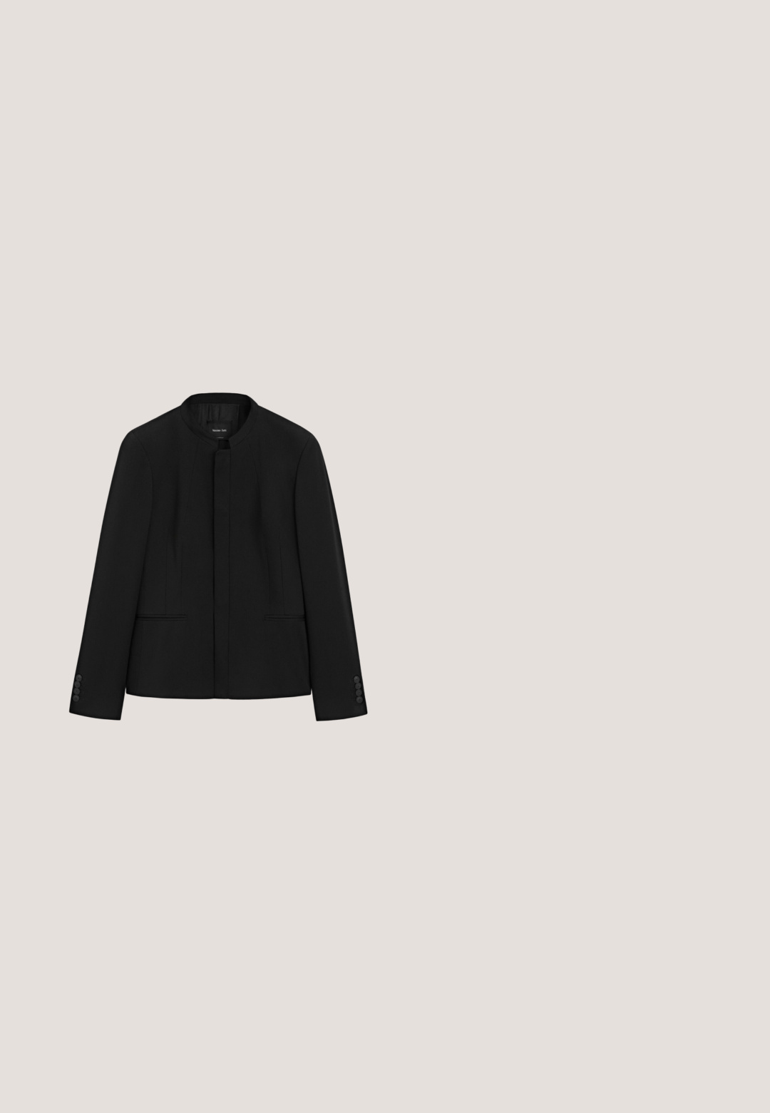 Veste noire ajustée avec un col rond, boutons cachés sur le devant, deux poches fendues à l'avant et détails de boutons sur les manches.; T-shirt noir à col en V fabriqué en coton doux. Manches courtes et coupe décontractée avec des coutures nettes. Design simple et polyvalent.; Pantalon de costume noir à jambes droites avec passants de ceinture et plis marqués à l’avant sur fond blanc.; Mocassin noir en cuir sans lacets avec un bout arrondi, un talon bas et une bride décorative sur la partie supérieure, montré du côté extérieur.; Sac cabas en cuir noir texturé avec deux longues poignées et un petit logo au centre devant, design minimaliste.; Bracelet chaîne ton argent avec maillons boîte, fermoir mousqueton, chaîne d’extension ajustable et petit pendentif papillon à l’extrémité.