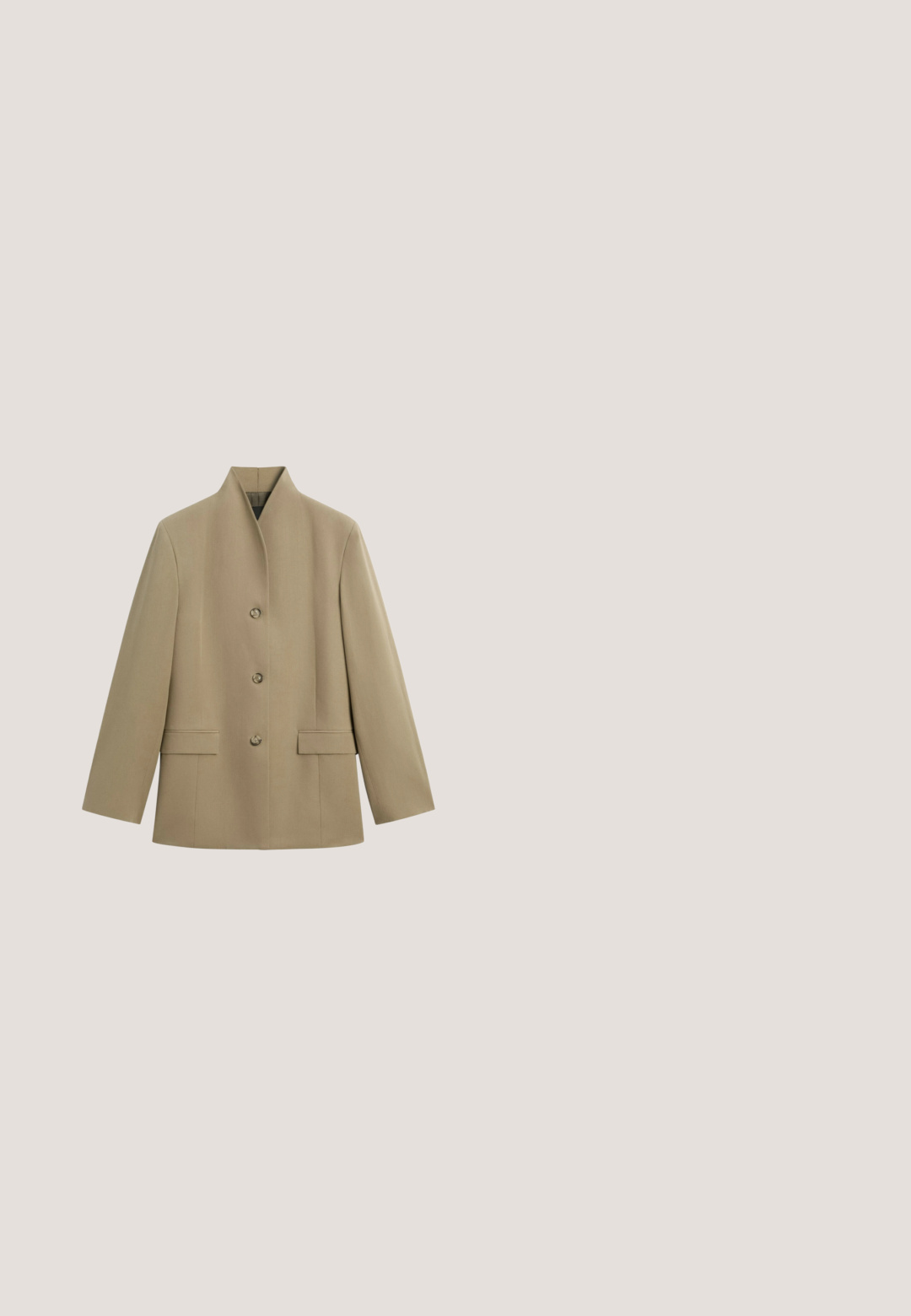 Veste beige cintrée avec col montant, trois boutons sur le devant et deux poches à rabat à la taille.; Combinaison marron sans manches, jambes larges, avec col à revers et ceinture en tissu nouée à la taille, présentée à plat sur fond blanc.; Sandale à glisser en cuir marron avec une tige tissée beige, semelle plate et bout arrondi. Le design inclut un accent logo sur la sangle.; Lunettes de soleil œil de chat en écaille avec verres dégradés marron et branches marron texturées à motif serpent avec détails dorés.; Sac à main en cuir marron avec poignée supérieure et bandoulière réglable, doté d'une boucle dorée incurvée sur le rabat avant.; Bracelet en ton or avec un motif texturé en chevron et un fermoir avec une chaîne ajustable pour varier les tailles.