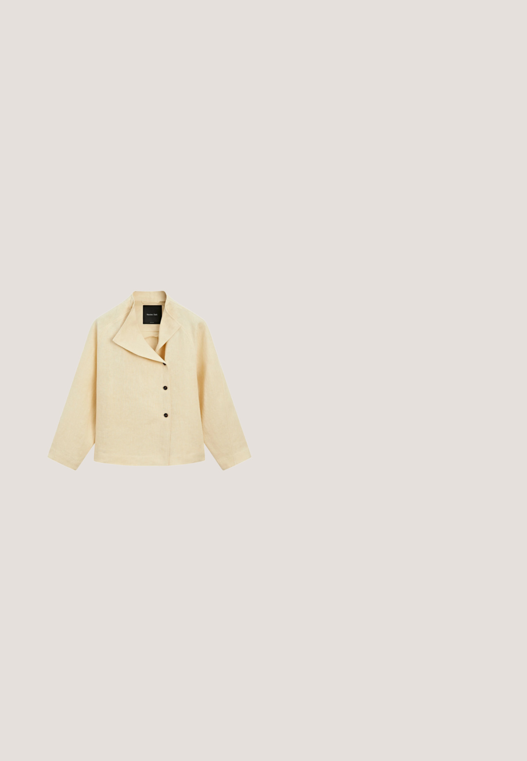 Veste beige à manches longues avec un large col asymétrique et trois boutons noirs, présentée à plat sur fond blanc.; Débardeur beige sans manches à col rond avec une texture subtile et des panneaux latéraux lisses, disposition à plat sur fond blanc.; Pantalons à jambes larges en beige clair avec des rayures blanches verticales. Dotés d'une taille haute, d'un devant plissé et d'une texture lisse.; Mule plate beige à bout pointu avec dos ouvert et dessus en dentelle crochetée complexe, avec un petit talon empilé.; Lunettes de soleil écaille de tortue avec une monture épaisse et rectangulaire et des verres teintés marron. Présente le logo doré "RALPH" sur le côté.; Sac à main tissé rectangulaire couleur fauve avec deux longues poignées lisses et un motif en treillis ouvert sur l'ensemble du corps du sac.