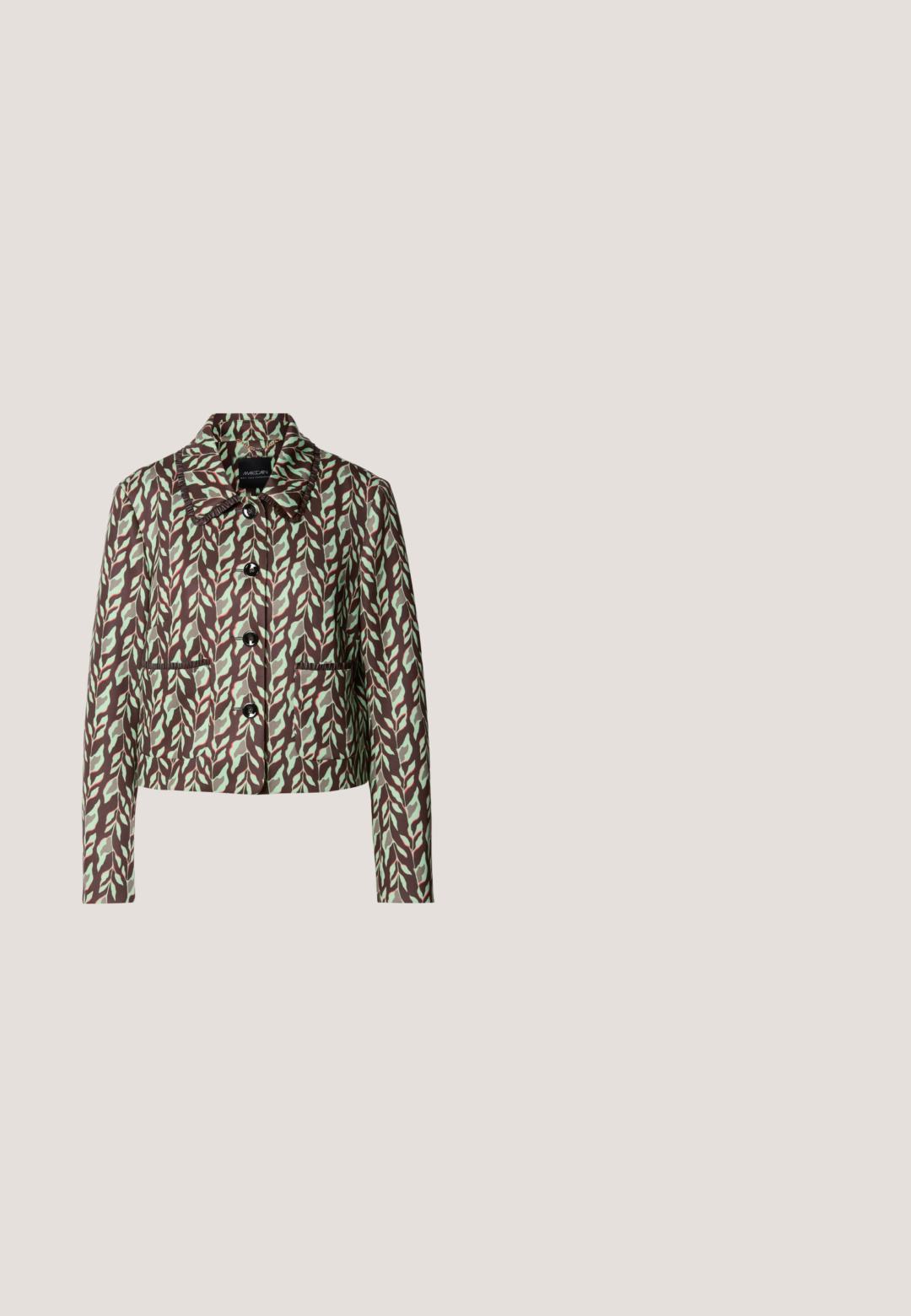 Marc Cain Blazer - dark wood; Chemise à manches longues gris clair avec col roulé et petit logo "ck" rouge et noir centré sur la poitrine.; Jean large taille haute en denim bleu foncé avec un motif abstrait tacheté bleu clair, bouton à l'avant et poches.; Bottine en suede beige avec un talon bloqué, présentant un gousset élastique noir et une languette à l'arrière. Texture lisse et design à bout rond.; Sac à main en cuir de couleur crème avec un design structuré, présentant un logo en relief bien visible, une fermeture à rabat et une bandoulière ajustable.; Boucles d'oreilles circulaires en or avec deux petites bagues en argent sur chacune, affichant des détails subtils du nom de la marque gravé, posées sur un fond blanc.