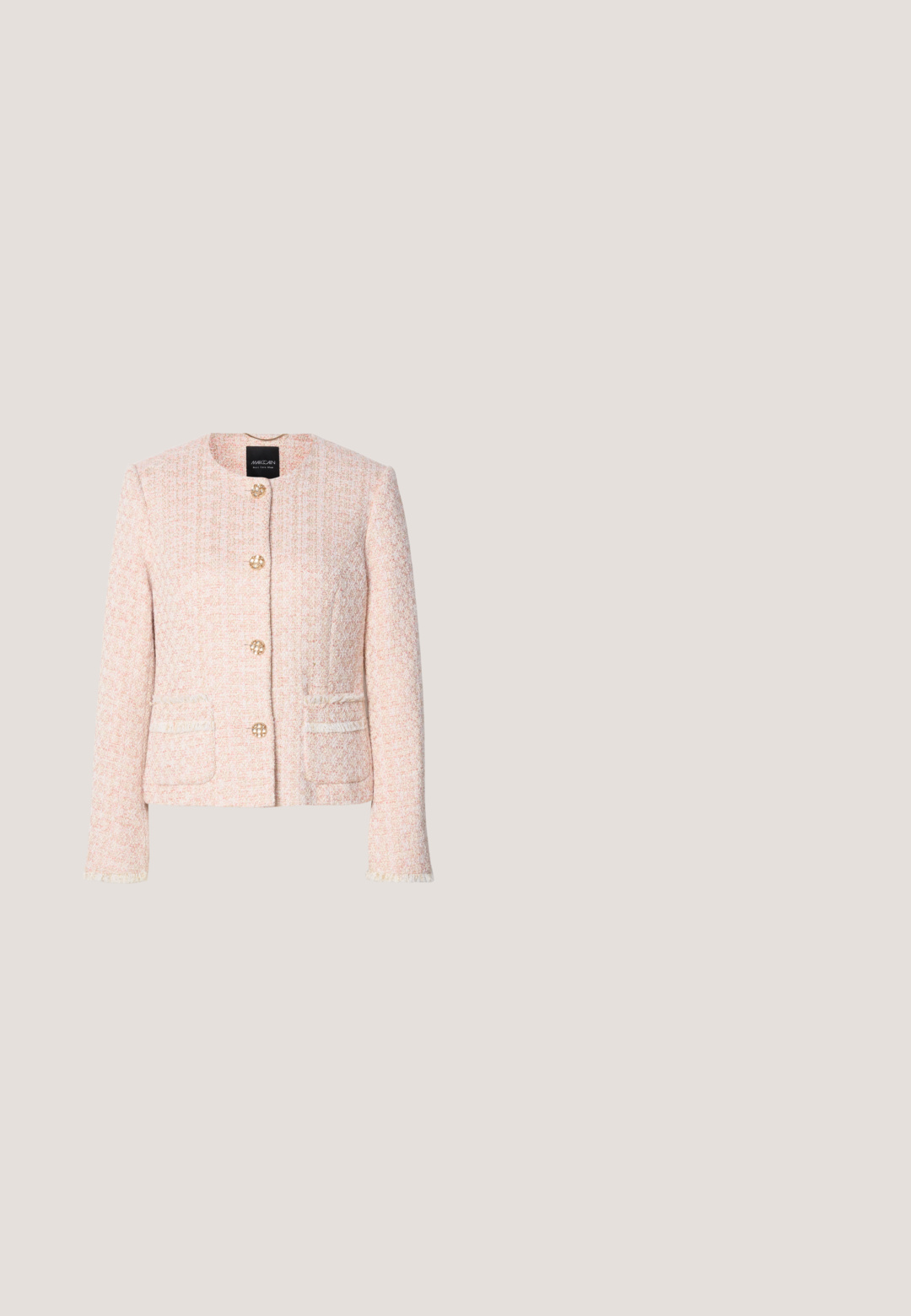 Veste en tweed rose clair avec un col rond, deux poches avant, des boutons dorés et des accents effilochés le long des bords.; Robe blanche à manches courtes avec un col rond et des boutons dorés sur le devant, avec une taille cintrée et une jupe évasée.; Sandales à talons dorés avec un design texturé plissé et un grand nœud décoratif. Bride de cheville avec boucle réglable, talon bloc moyen.; CHLOÉ FRANKY OVERSIZED ROUND ACETATE SUNGLASSES - Lunettes de soleil - grey; Sac à main en cuir blanc matelassé avec une bandoulière en chaîne dorée et un accent en métal doré circulaire présentant deux designs d'oiseaux à l'avant.; Boucles d'oreilles pendantes en ton doré, fabriquées en filigrane complexe, avec un design floral et une forme en goutte d'eau, dotées d'une mentonnière ronde décorative en haut.