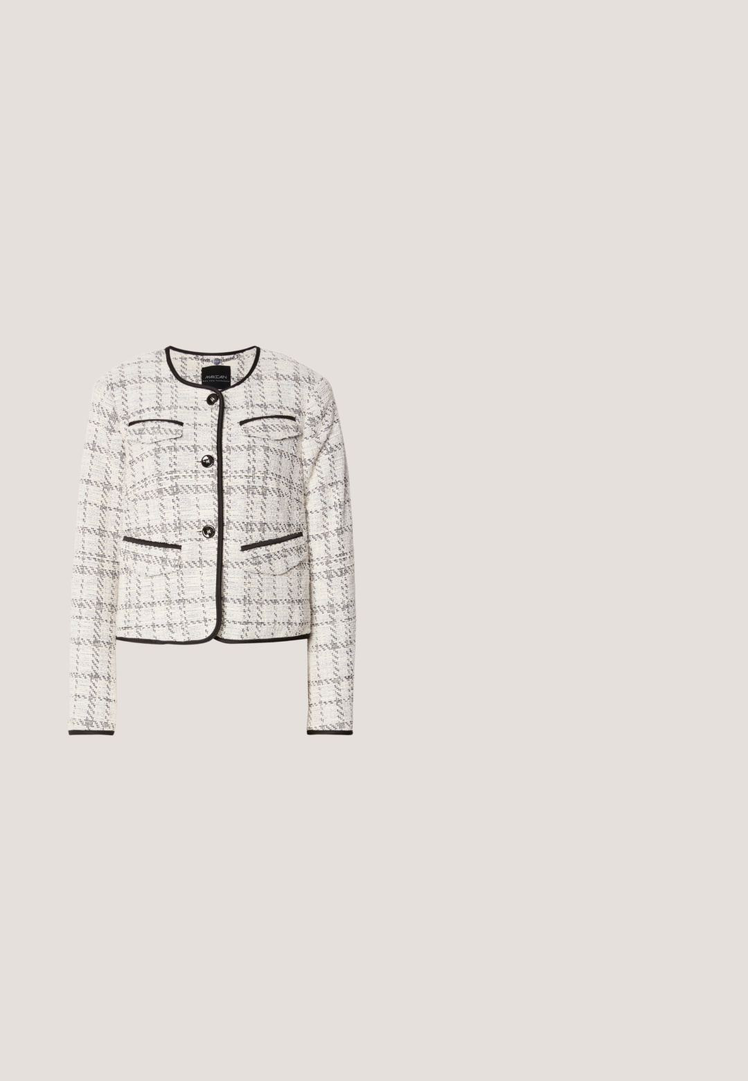 Veste pour femme en tweed blanc et noir avec col rond, quatre boutons noirs, poches à rabat décoratives, ourlée de passepoils noirs.; T-shirt gris foncé avec un motif floral dans des nuances de gris et de noir, à manches courtes et à encolure arrondie.; Pantalons en denim à jambes larges arborant un motif répété du logo DKNY en bleu marine et bleu clair, avec des poches avant et une fermeture à bouton.; Chaussure à talon haut en cuir noir avec bout arrondi et bride de cheville réglable avec boucle dorée sur fond uni clair.; Sac à bandoulière rectangulaire en cuir noir avec fermeture éclair dorée et petit logo "HUGO" doré sur le devant, doté d'une sangle réglable avec boucle.; Boucles d'oreilles en acrylique transparent avec accents dorés, présentant un design incurvé et un fermoir transparent. Texture lisse, style minimaliste.