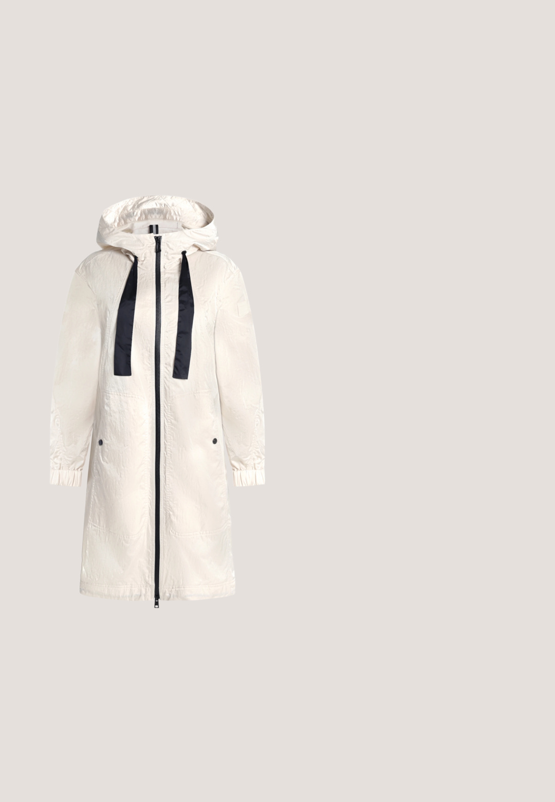Long manteau blanc à capuche avec fermeture éclair noire et cordons noirs, poignets élastiques et poches latérales à boutons-pression.; Cardigan marron à manches longues avec col en V, cinq boutons sur le devant et poignets et ourlet côtelés.; T-shirt blanc à manches courtes en coton avec un col rond et une coupe simple. Les étiquettes affichent "DESIGNERS REMIX" à l'intérieur du col.; Pantalon beige à jambes larges avec passants de ceinture, pli avant, et détails discrets sur les coutures latérales, présenté de face sur un fond uni.; Baskets basses en daim et cuir marron avec lacets, bout arrondi et semelle en caoutchouc beige, vues de côté extérieur sur un fond uni.; Pochette bracelet en cuir texturé noir avec motif monogramme subtil et plaque logo argentée centrée sur fond blanc propre.