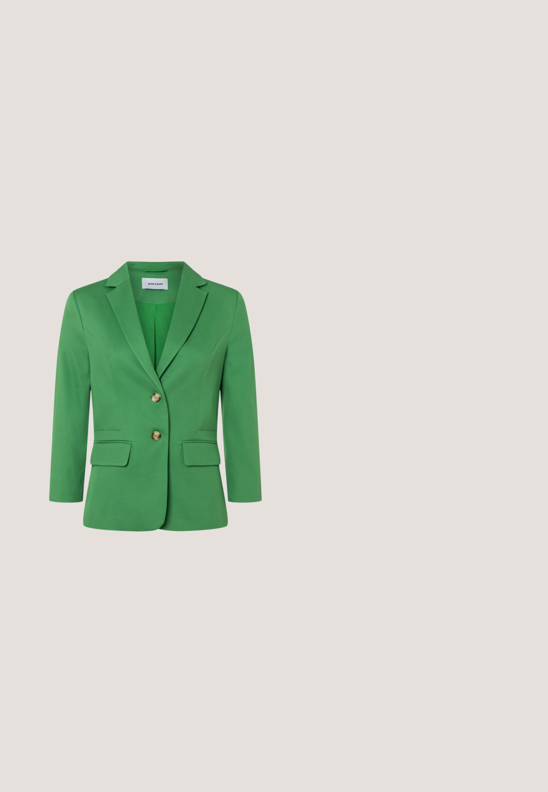 Grüner, maßgeschneiderter Blazer mit Schalkragen, zwei vorderen Knöpfen, Pattentaschen und dreiviertellangen Ärmeln.; Grünes Satinhemd mit langen Ärmeln, Knopfverschluss vorne, einer Brusttasche und glatter Textur. Kragen und Manschetten sind aus demselben Stoff.; Grüne, hoch taillierte Hose mit weitem Bein, Gürtelschlaufen, vorderen Falten und doppelter Knopfverschluss am Bund.; Grüner Leder-Flachloafer mit hellbrauner Sohle und goldenem Schnallendetail oben, im Seitenprofil nach links auf weißem Hintergrund gezeigt.; Grüne Lederhandtasche mit einem geflochtenen Griff, silberfarbigen Hardware-Akzenten und zwei verstellbaren Trägern. Glatte Textur mit einem abgerundeten Boden.; Grün marmorierte Harzohrringe mit goldfarbenen Beschlägen. Runde Form mit strukturierten Oberflächen. Klappverschluss mit dekorativen Akzenten.