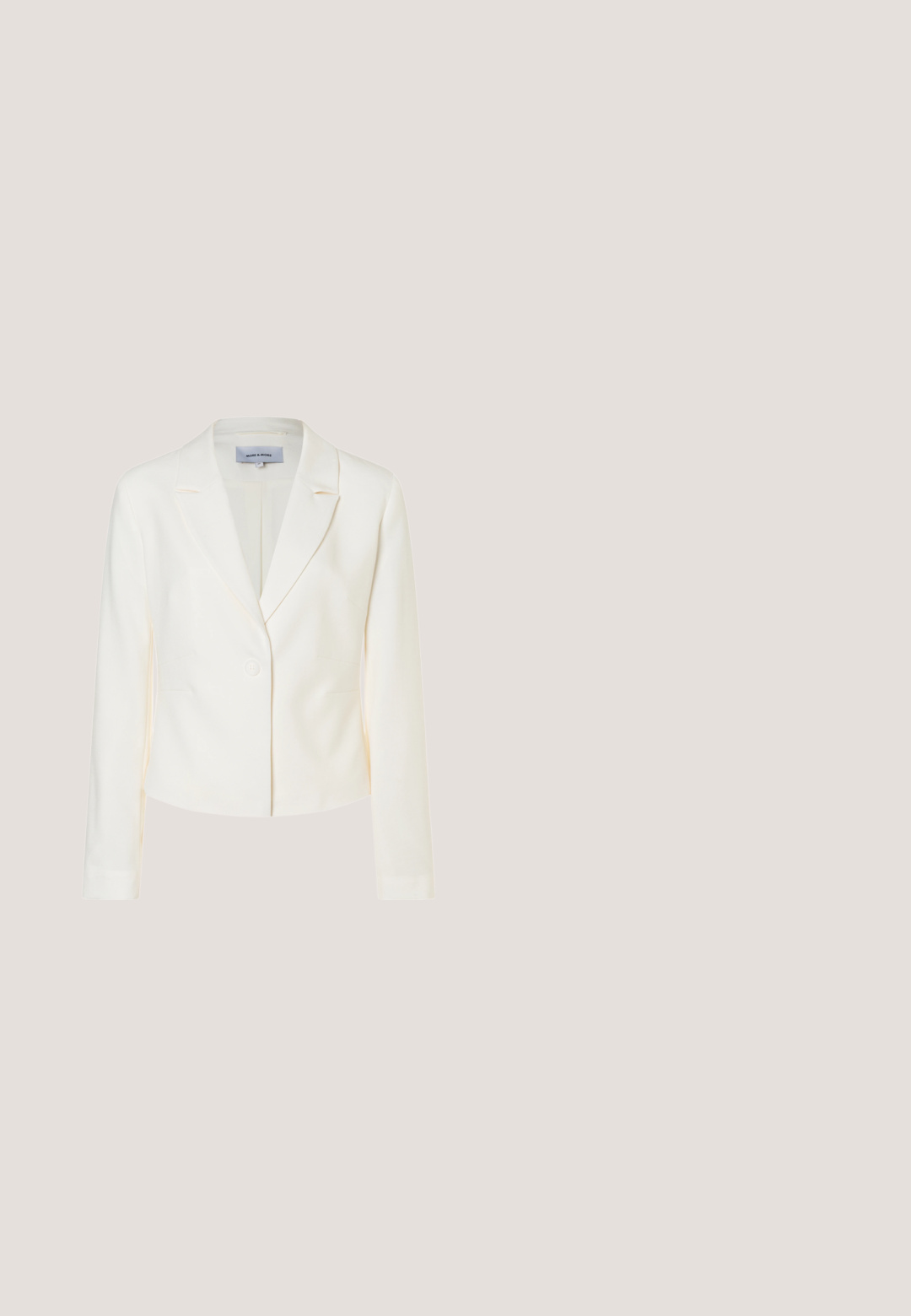 Blazer blanc cintré avec manches longues, col à revers cranté, fermeture par un seul bouton à l'avant et taille ajustée.; T-shirt blanc à manches courtes avec un décolleté en V et une texture en dentelle florale, offrant un ajustement légèrement ample et un matériau doux et léger.; Jupe en coton blanche avec des volants superposés, une broderie en œillets et une taille ajustée. L'ourlet est festonné avec un détail élaboré.; Mule blanche en cuir à bout ouvert avec un petit talon fin et une semelle mince, vue de profil sur un fond blanc.; Grand sac à main en cuir blanc avec un design ondulé sur le dessus et une pochette détachable. Équipé de ferrures dorées et d'un branding minimaliste.; Bracelet en perles avec des perles blanches lustrées de forme irrégulière et de petits intercalaires en or, comportant une étiquette en or avec une marque.