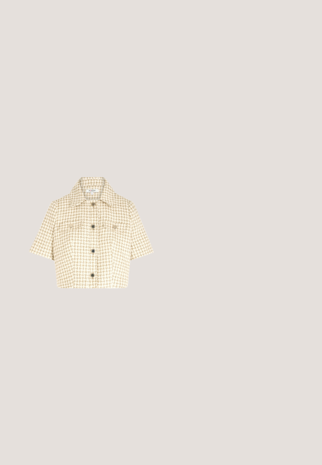 Afskåret jakke i beige og creme tweed med et ternet mønster. Har en spidse krave, korte ærmer og synlig knaplukning foran med to lommer.; Beige ærmeløs peplumtop med rund halsudskæring og vertikale sømdetaljer.; Metallic sølv blyantskirt i et glat, skinnende materiale. Har høj talje, slids bagpå og detaljer med midtersøm.; Beige læder slingback pumpe med spids tå, lav kitten hæl og glat finish.; QUAY AUSTRALIA ON THE FLY LARGE - Solbriller - brown; Beige håndtaske i kunstlæder med to lange stropper, rynket tekstur og messing hardware-detaljer. Designet med en bred, blød form.