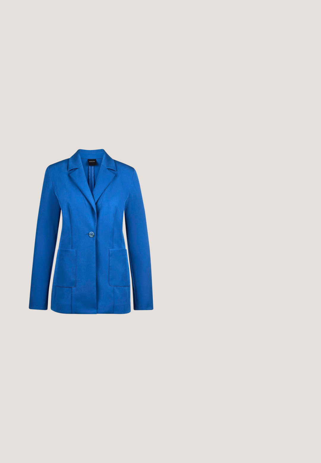 Blauwe blazer van gestructureerde stof met een enkele knoopsluiting, notch-lape len en twee voorzakken. Getailleerde pasvorm en slank ontwerp.; Satijnen blauwe blouse met een kraaglijn, lange mouwen, twee borstzakken en knoopsluiting aan de voorkant. Soepele, glanzende textuur.; Blauwe wijde broek gemaakt van lichtgewicht stof. Kenmerkt zich door een elastische tailleband en een gladde textuur zonder zichtbare patronen of hardware.; Glanzende donkerblauwe hoge hakken met krokodillenstructuur, spitse neus en slanke stiletto hak, zijaanzicht op een witte achtergrond.; Kleine zachte blauwe handtas met een geknoopte hendel en een goudkleurig "faina" logo aan de voorkant.; Zilveren halsketting met een rij gelijkmatig verdeelde, grote kussen geslepen lichtblauwe edelstenen met een karabijnsluiting en verstelbare ketting.