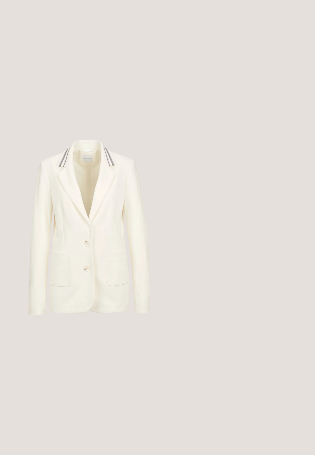 Cremfarbener Blazer mit schmalem Reverskragen, zwei vorderen Taschen und zwei Knöpfen. Merkmale kontrastierende gestreifte Akzente am Kragen.; Weißes Camisole-Top mit dünnen Trägern und "GUESS"-Logo aus kleinen schwarzen Punkten, mittig auf der Brust.; Leichte, weiße Hosen mit weitem Bein, elastischem Bund und zwei Seitentaschen. Sie zeichnen sich durch eine glatte Textur und ein entspanntes Design aus.; Weiße Rutschsandalen mit zwei goldenen Schnallen, durchbrochener Gestaltung, Korkfußbett und strukturiertem Gummisohle, mit einem braunen unteren Rand.; Weiße rechteckige Handtasche mit oberen Griffen, einem abnehmbaren Riemen, herzförmigem Anhänger und kleinem dreieckigem Guess-Logo vorne.; Goldene Kettenarmband mit einem herzförmigen Anhänger mit Strasssteinen und einem Logo, neben einem dreieckigen Tag. Verstellbarer Verschluss für eine optimale Passform.