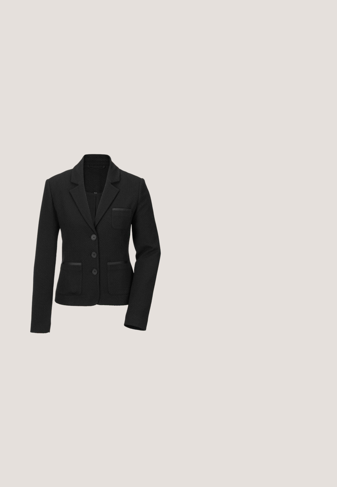 Blazer noir en tissu texturé, avec un rabat cranté, une poche poitrine simple, une fermeture à trois boutons et deux poches avant.; Top sans manches noir avec un col en V orné de délicate dentelle noire le long de l'encolure. Tissu lisse et uni sans motifs.; Pantalons noirs sur mesure avec une coupe droite, présentant de subtils embellissements ou perles au bas de la jambe, fabriqués en tissu lisse.; Chaussure plate en suede noir avec un bout pointu, ornée d'un détail de nœud en argent décoratif à l'avant, présentant un petit talon.; Sac à main Guess en cuir noir avec poignées supérieures, sangle d'épaule amovible et étiquette de marque à l'avant sur fond blanc.; Boucles d'oreilles en argent avec un design circulaire, ornées de strass transparents autour d'un logo découpé au centre. Fini en métal lisse.