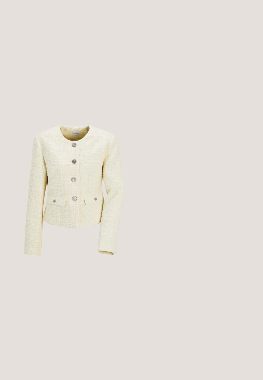 Damesblazer in ivoorkleurige structuurstof met ronde halslijn, vijf zilveren sierknopen en twee voorzakken met klep.; Witte blouse met korte mouwen, ronde halslijn en pofmouwen, met een knopenclosure aan de achterkant.; Soyaconcept Broek - offwhite; Crèmekleurige slingback pumps met puntige neus, smalle band en kleine gouden gesp op witte achtergrond.; Crèmekleurige rechthoekige handtas met geweven textuur, dubbele handgrepen, gouden logoplaatje en drie ronde gouden bedeltjes die aan één handvat hangen.; Gouden hartvormige oorbellen met heldere kristallen en witte parels, met het "GUESS"-logo in het midden van elk hart.