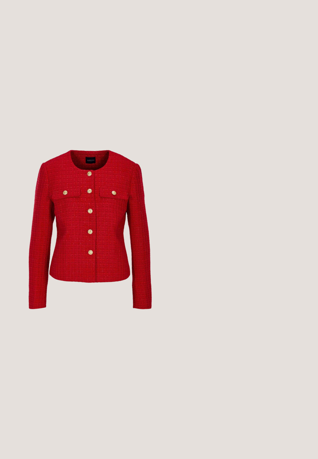 Rood textuur damesjack met lange mouwen, ronde hals en zes gouden decoratieve knopen, waarvan twee kleine voorzakken versieren.; Rode midi-jurk met korte mouwen, getailleerde bustier en geplooide rok. Gemaakt van soepele stof met een ronde halslijn en zonder zichtbare sluitingen.; Bruine nepleer krokodillenleren pump met een vierkante neus en een blokhak. Voorzien van een gouden accent aan de voorkant. Gladde oppervlakte textuur.; Swarovski Zonnebril - transparent burgundy; Bruine leren schoudertas met een gestructureerde afwerking, rechthoekige vorm, gouden hardware en een contrasterende stoffen schouderriem met bedrukte details.; Verstelbare ketting in goudkleur met een schuivende kraal en twee afgeronde uiteinden op een witte achtergrond.