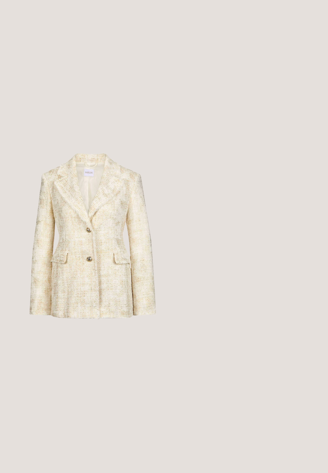 Blazer en tweed crème avec de subtils reflets dorés, doté d'un col cranté, de deux boutons et d'un tissu texturé.; Gilet sans manches en tricot couleur crème avec motif torsadé et col en V.; Blouse de couleur crème avec un col à volants et une devanture, fermeture par boutons, manches longues et texture douce. Accent dans une teinte assortie.; Jupe midi plissée en beige clair, fabriquée à partir d'un tissu lisse et doux. Dispose d'une taille ajustée et d'un design fluide.; Mocassins en cuir marron avec un détail à franges et une semelle solide et texturée. Présente une finition lisse et un marquage en relief sur le côté.; Sac à main en cuir marron avec poignée supérieure, fermeture par rabat avant, et plaque ovale dorée avec le logo indiquant "The Bridge."