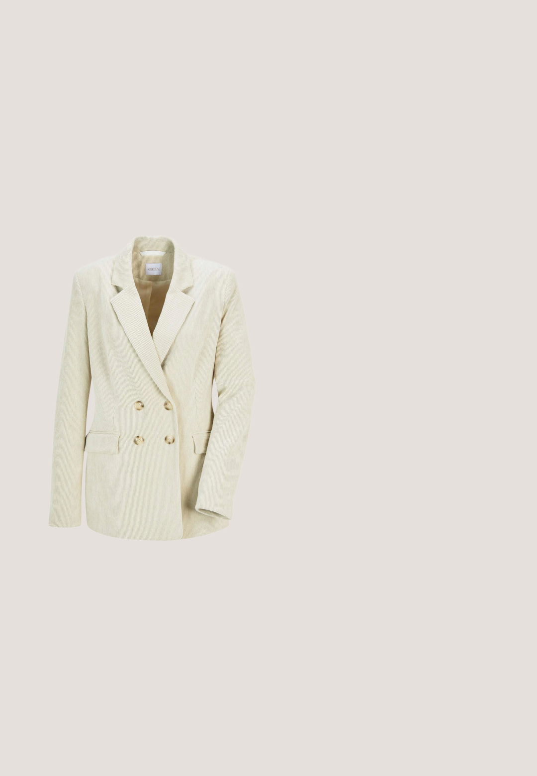 Crème kleurige corduroy dubbele breasted blazer met notch revers, vier knopen en twee voorste klepzakken.; Witte mouwloze bodysuit met een hoge halslijn, voorzien van een ruchesafwerking, gemaakt van rekbaar ribmateriaal, met een nauwsluitende silhouet.; Beige wijde broek met elastische tailleband en verstelbare trekkoorden bij de elastische enkels, gemaakt van lichtgewicht stof.; Beige sandaal met dikke zool, brede kruisbanden en een enkelband met een ronde zilveren gesp op een witte achtergrond.; Beige doorgestikte leren handtas met gouden kettingband en gouden vogelvormige sluiting aan de voorzijde in het midden.; Gouden kettinkje met zon-, zeester-, schelp-, cowgirllaars-, parel- en witte steenbedels op een witte achtergrond.