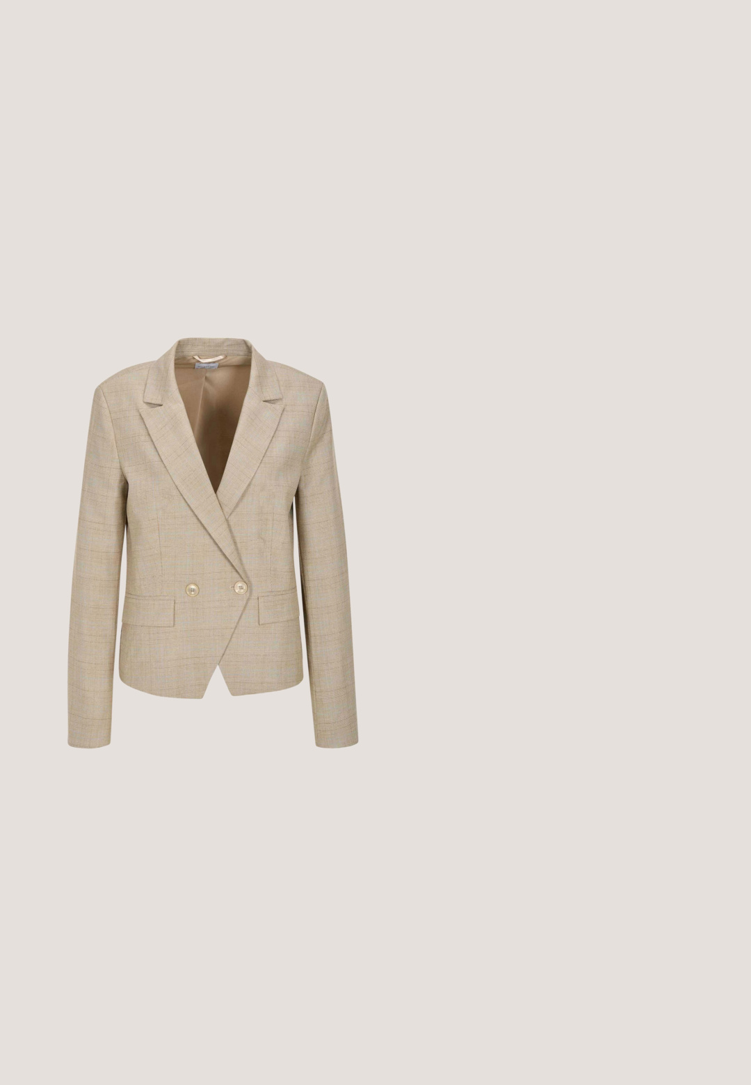Veste beige en tissu texturé, dotée d'un col à revers, d'un devant croisé à double boutonnage, de deux boutons de fermeture et de poches latérales.; Blouse blanche à manches longues avec boutonnière devant et grand nœud noué au col sur un fond uni.; Jupe tricotée de couleur beige clair avec une texture à côtes verticales, longueur genoux avec une taille élastique et une coupe droite.; Chaussure à talon haut pour femme en cuir marron à bout pointu avec un talon fin de hauteur moyenne sur un fond clair uni.; Petit sac à main structuré en cuir beige avec une poignée supérieure et une fermeture à tourniquet dorée sur le rabat avant.; Collier en perles blanches avec des perles de taille uniforme, texture lisse, et un fermoir en argent avec une chaîne ajustable pour la personnalisation de la longueur.
