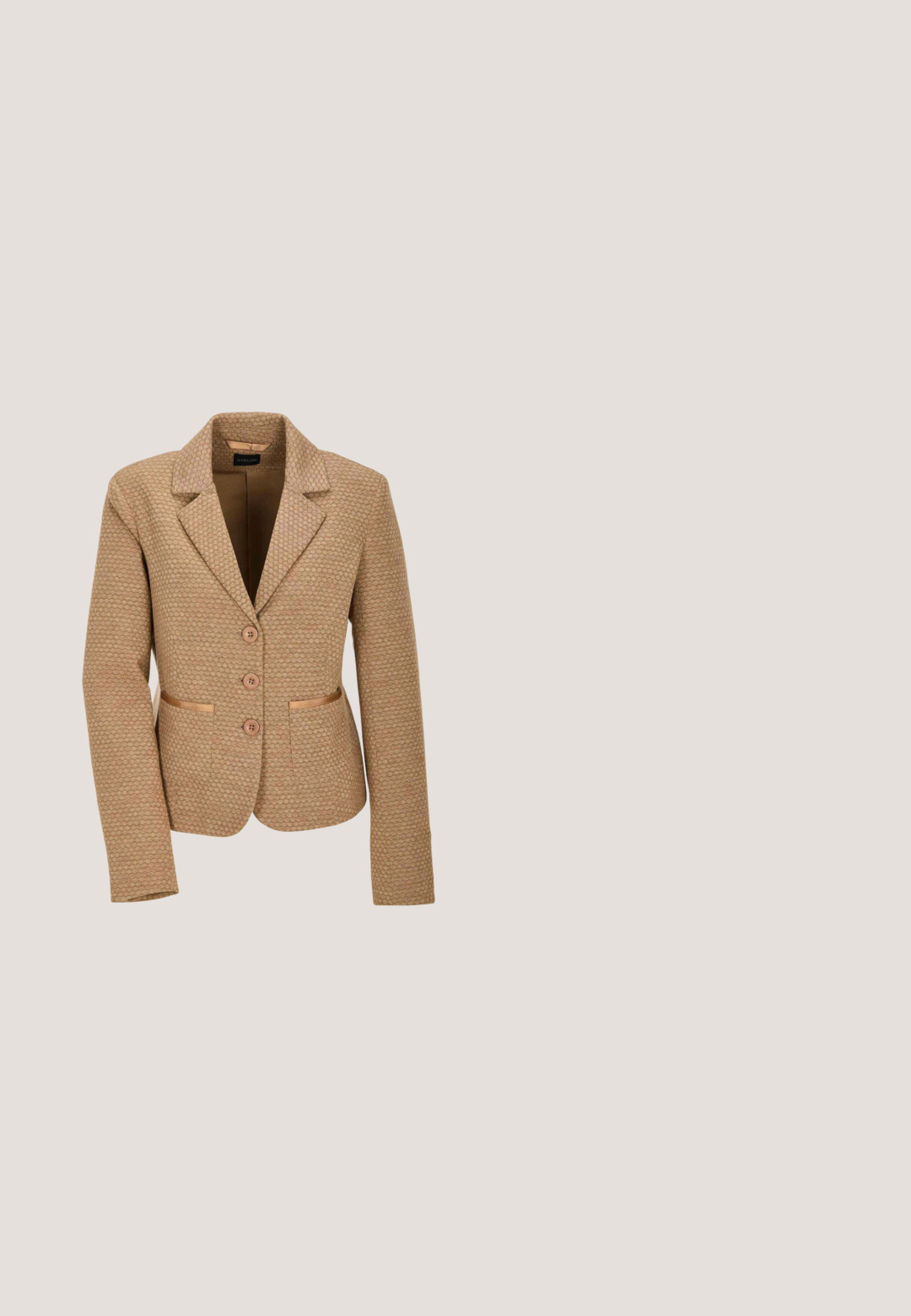 Beige blazer met een gestructureerd ontwerp, voorzien van drie knopen, twee voorzakken en een reverskraag.; Crèmekleurig kabelgebreid mouwloos vest met groen gestreepte V-hals en groen geborduurd logo vlak bij de zoom.; Witte linnen overhemd met een puntkraag, lange mouwen en knoopsluitingen. Heeft een ontspannen pasvorm en een gladde textuur.; Olijfgroene midi geplooide rok met een brede, gladde tailleband en gelijkmatig verdeelde smalle plooien.; Bruine leren herenschoen met vetersluiting en lage hak, zijaanzicht op een witte achtergrond.; Bruine leren handtas met dubbele handvatten, gouden ritssluiting, afneembare schouderriem en "kate spade new york"-logo aan de voorkant.