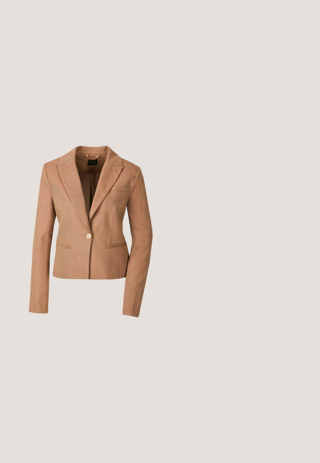 Bruine blazer met structuur, enkele knoopsluiting, revers met inkeping, paspelzakken, gedragen over een bijpassende bruine gebreide top.; Korte bloemenblouse met pofmouwen, getailleerde taille en ruches onderaan, uitgevoerd in pasteltinten op een lichte achtergrond.; Groene cargobroek met brede pijpen, grote zijzakken met kleppen, riemlussen en een vooraan trekkoord in de taille, plat gelegd op een witte achtergrond.; Bruine suède herenloafer met gestikte details en een pennestrook, platte rubberen zool en mocassijnachtige neus.; Crèmekleurige sjaal met gouden kettingen die 'Coach' spellen en harten vormen, versierd met kleine bedels zoals kersen, tassen en dobbelstenen.; Geweven strohandtas met een bruin leren label met de tekst "BIMBA Y LOLA" en dunne zwarte leren schouderbanden op een witte achtergrond.