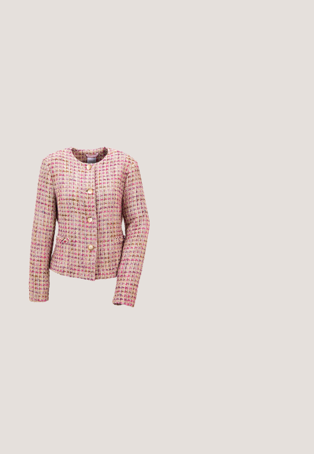 Damen-Tweedblazer mit maßgeschneidertem Schnitt, kariertem Muster in Rosa, Beige und Weiß, rundem Ausschnitt, langen Ärmeln und vorderen Holzknöpfen.; Cremefarbene, ärmellose Strickweste mit Zopfmuster und V-Ausschnitt.; Weißes kurzärmliges Hemdblusenshirt mit Knopfverschluss, das subtile vertikale Falten und strukturierte Akzente entlang der Seiten aufweist.; Hellrosa Midirock mit tailliertem Bund und plissiertem Design, das sich von der Hüfte bis zum Saum erstreckt.; Braune Leder-Hausschuhe mit Broguedetails, Schnürverschluss, runder Zehenform und niedrigem Blockabsatz. Polierte Oberfläche und filigrane Perforationen.; Braune, strukturierte Lederhandtasche mit goldenen Beschlägen, zwei oben angebrachten Griffen, abnehmbarem Schulterriemen und einem sicheren Verschluss auf der Vorderseite.