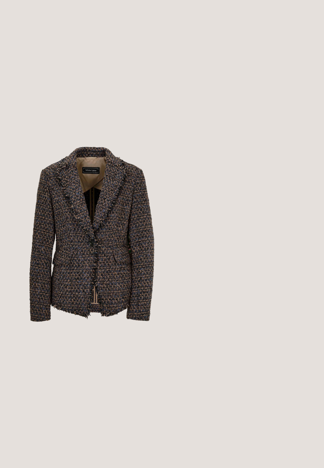 Brauner und blauer strukturierter Tweedblazer mit abgesteppten Revers, ein schwarzer Knopfverschluss, Vordertaschen und ausgefransten Kanten am Saum und an den Manschetten.; Weißes Langarmhemd aus glattem Stoff, mit klassischem Kragen, Knopfverschluss und taillierter Passform. Schlichtes Design ohne Muster.; Beige, figurbetonte, knöchellange Hose mit glatter Oberfläche und ohne sichtbare Taschen oder Verzierungen auf einfarbigem Hintergrund.; Schwarze Lederkniehohe Stiefel mit niedrigem Blockabsatz und dekorativem Riemen, der ein kleines goldenes Schnallenmittel am Knöchel aufweist.; Braune Lederhandschuhe mit gerippten, hellbraunen Strickbündchen, die über einen Druckknopfverschluss am Handgelenk verfügen. Glatte Textur und eng anliegendes Design für fünf Finger.; Dunkelbrauner Ledergürtel mit glatter Textur und goldener rechteckiger Schnalle, fünf Einstelllöchern und Lederschlaufe auf weißem Hintergrund.