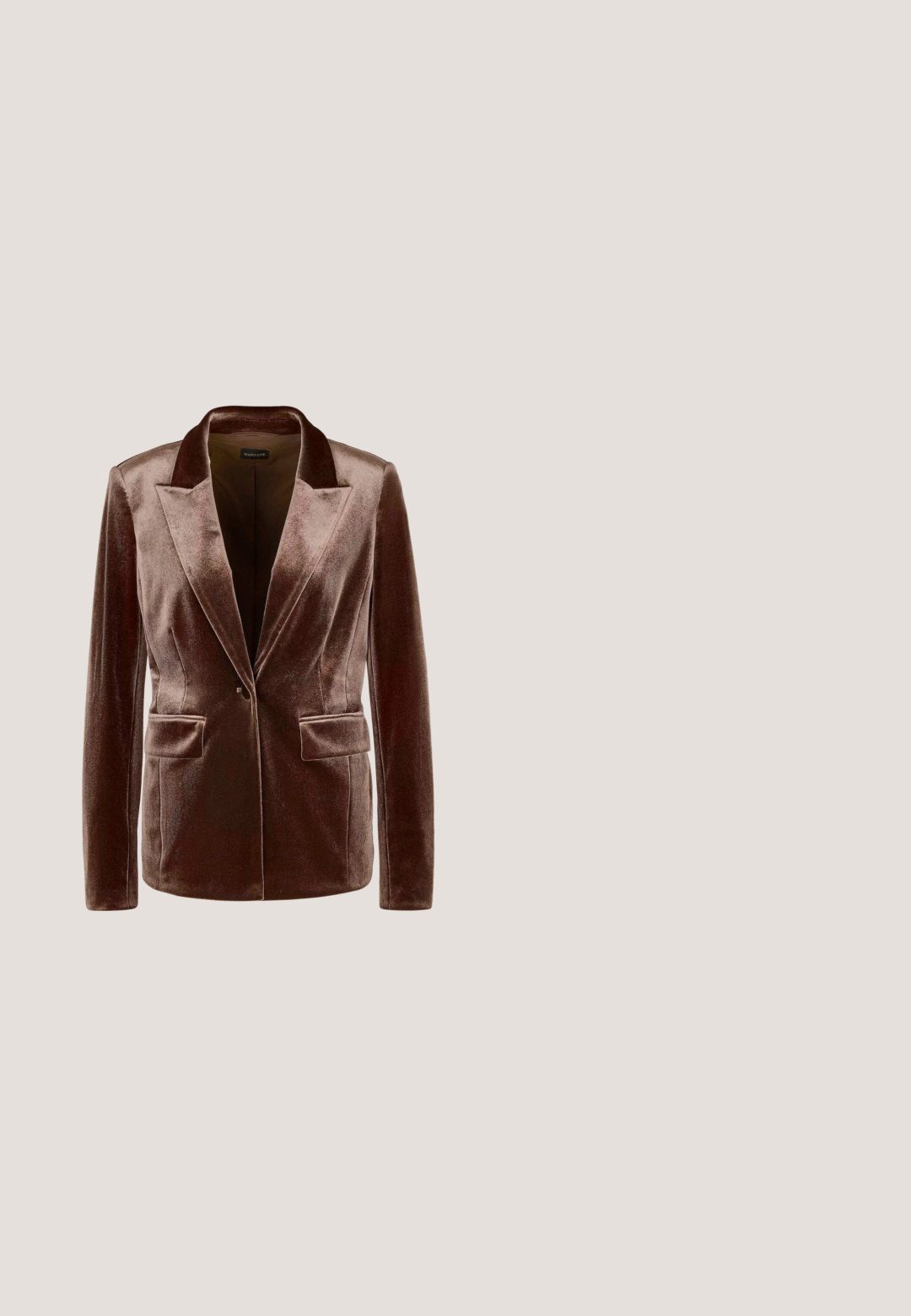 Bruine fluwelen blazer met inkeping revers, enkele knoopsluiting en twee voorzakken met kleppen, getoond op een neutrale achtergrond.; Witte kanten top met hoge kraag, opgeblazen lange mouwen en bloemmotief. Satijnen afwerking langs de onderkant voor extra detail.; Bruine geplooide rok met blauw, geel en groen bloemenpatroon en een effen bruine tailleband.; Donkerbruine enkellaars met hoogglans, veters aan de voorkant, metalen oogjes en een blokhak tegen een witte achtergrond.; Ronde, bordeaux nep leren handtas met gouden hardware, voorzien van geborduurde konijnen en bloemmotieven aan de voorkant. Textuur handvat.; Gouden ovale broche met blauwe emaillen bloemen in het midden, omringd door een rand van ronde witte parels.