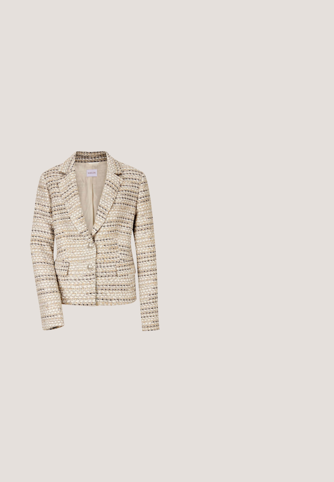 Blazer en tweed beige et crème pour femme, manches longues, deux boutons, col à revers cranté et poches avant.; Gilet sans manches en tricot torsadé crème avec un col en V et une finition côtelée. Présente un motif texturé et une étiquette logo sur le col.; Chemise blanche à manches longues avec col festonné et poignets boutonnés, présentée sur fond blanc.; Jupe midi plissée beige avec une taille ajustée et un tissu fluide s'étendant jusqu'à mi-mollet.; Mocassins en suède marron avec un talon plat, dotés d'un design plissé et d'accents cousus. L'intérieur présente une doublure de couleur claire.; Sac à main en cuir texturé marron avec des accessoires en or, poignées supérieures, bandoulière amovible et fermeture à clip sécurisée à l'avant.
