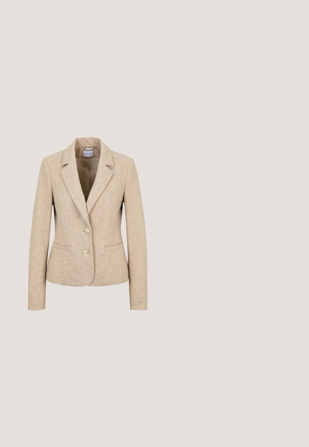 Blazer en tweed beige avec un motif chevrons subtil, deux boutons crème et une poche passepoilée horizontale à l'avant.; Pull crème clair à manches longues, col rond et ourlet côtelé. Fabriqué en matériau doux, avec une texture lisse.; Pantalon beige à jambes larges avec fermeture avant dissimulée et poches latérales, conçu pour un look formel ou business casual.; Mocassin en cuir marron avec détail de mors en métal doré et semelle plate beige, vue latérale sur fond blanc.; Écharpe en soie beige avec un motif abstrait répété, bordée d'une couleur claire contrastante. Le design est lisse avec un éclat subtil.; Sac fourre-tout en cuir marron au design structuré, doté de deux poignées supérieures et de coutures visibles, associé à un haut à manches longues blanc et à un short beige.